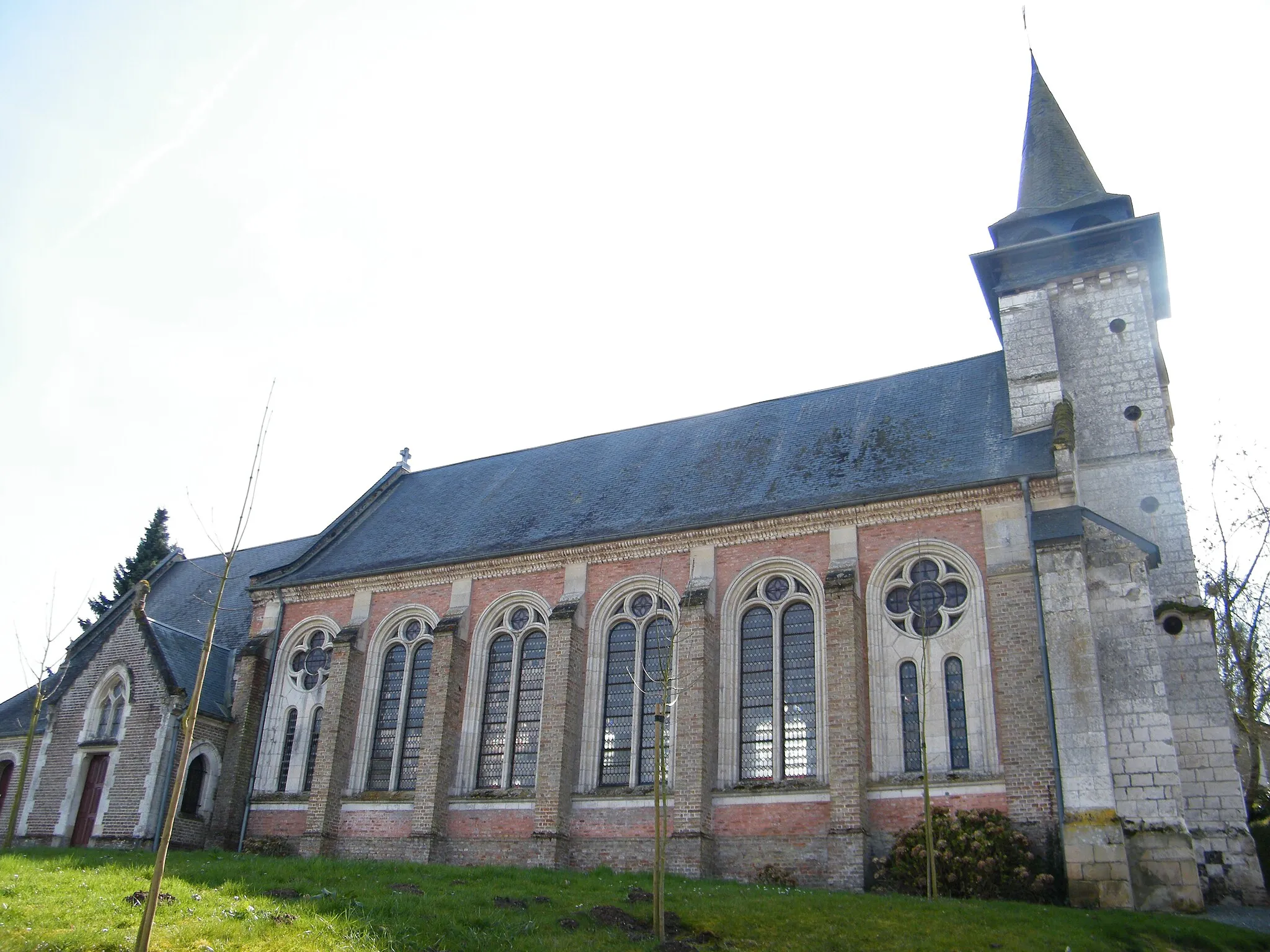 Photo showing: L'église, côté nord.