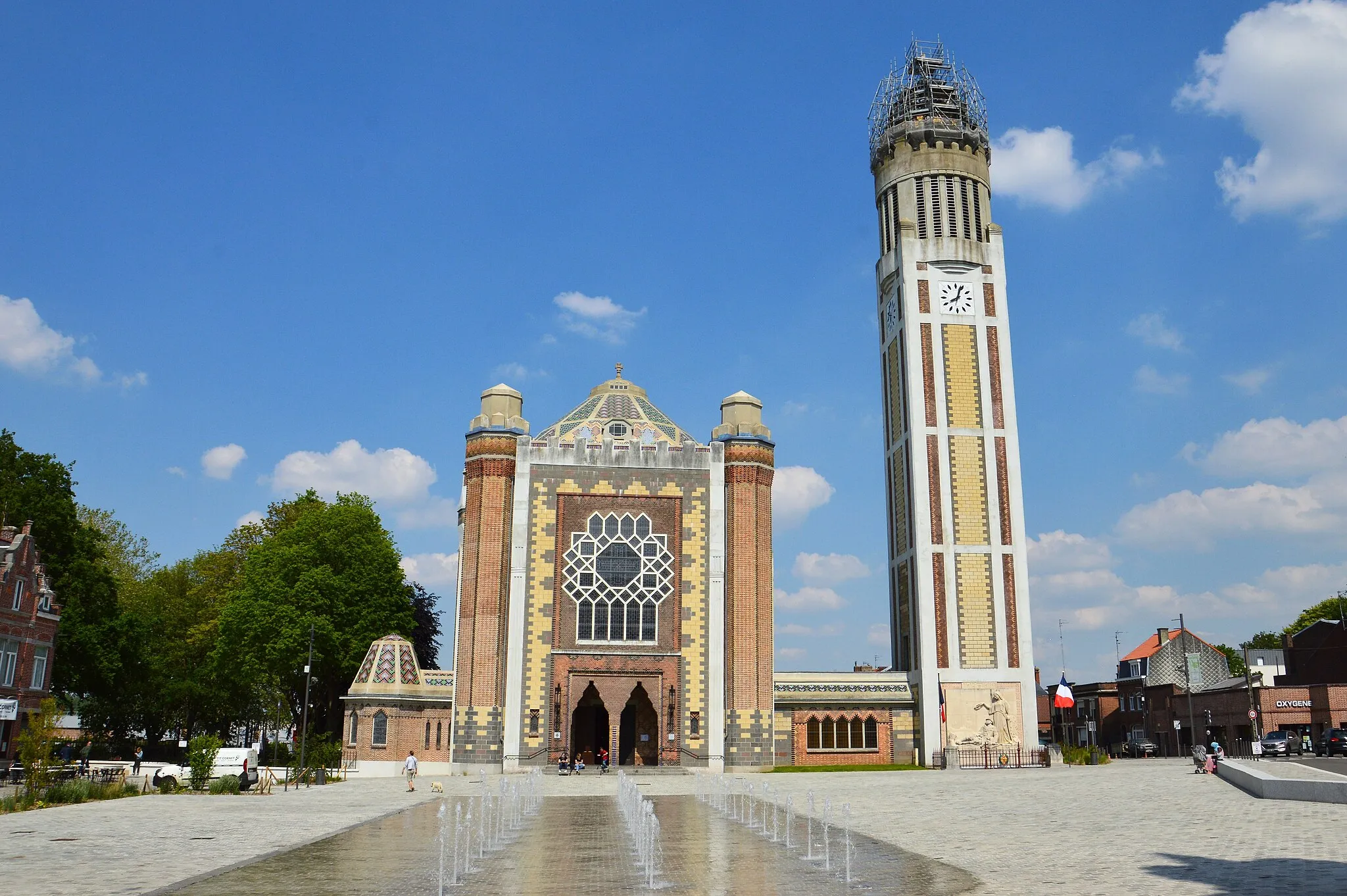 Photo showing: Eglise Saint Chrysole de Comines - l'église et la place