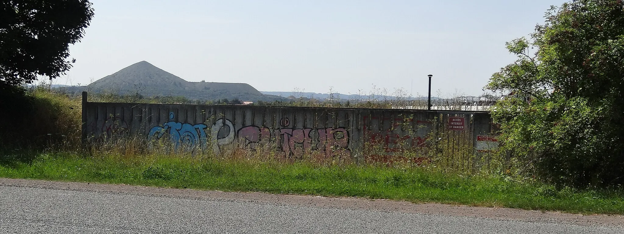 Photo showing: La fosse n° 14 bis de la Compagnie des mines de Lens était un charbonnage du bassin minier du Nord-Pas-de-Calais constitué d'un seul puits situé à Loos-en-Gohelle, Pas-de-Calais, Nord-Pas-de-Calais, France.