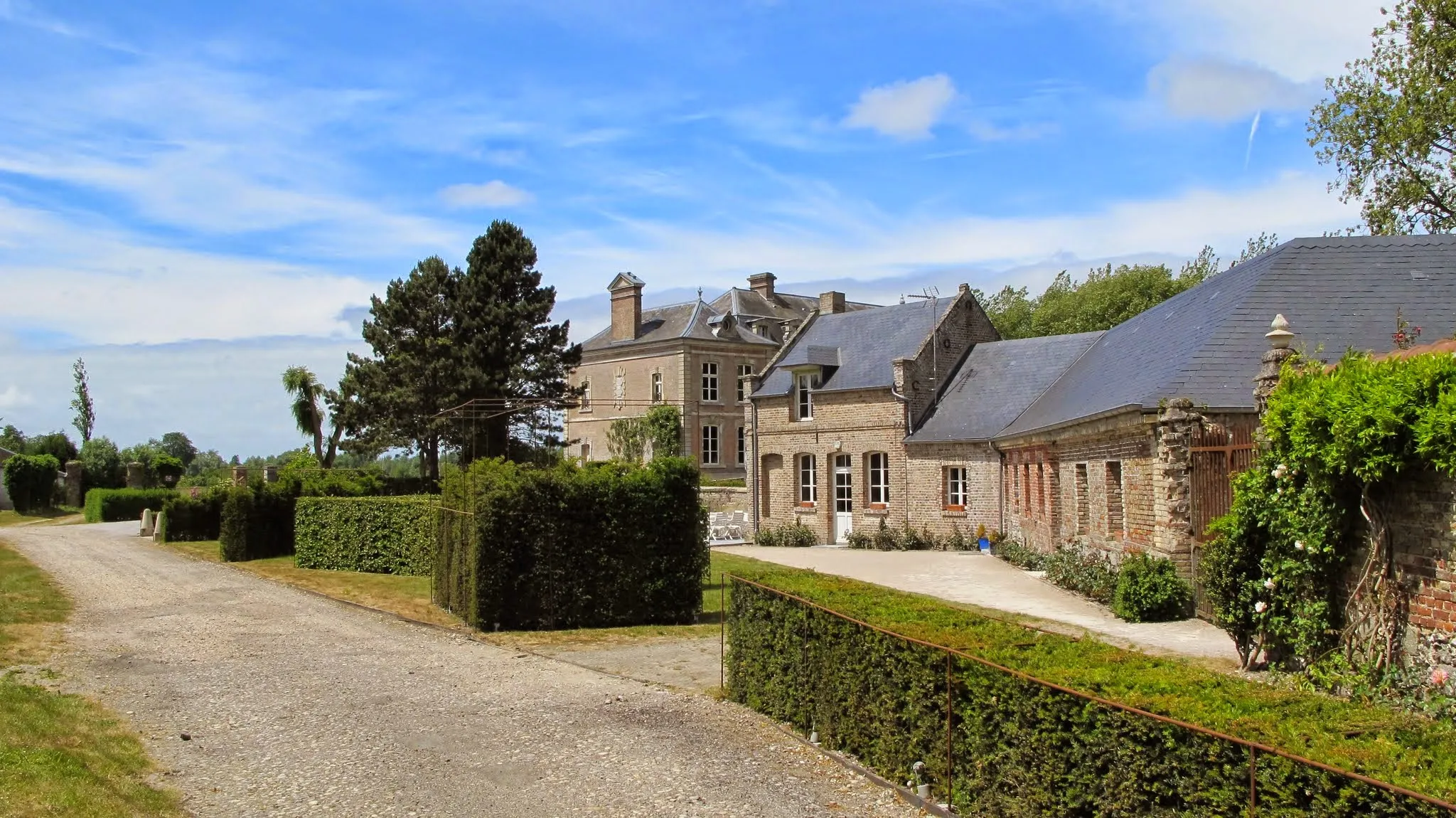 Photo showing: 80120 Villers-sur-Authie, France, entrée du château, sur  la place.