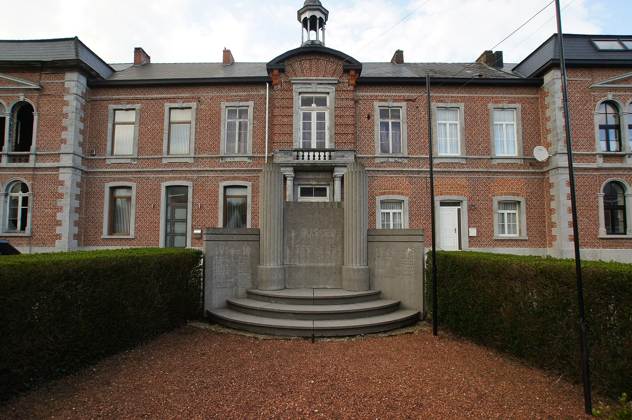 Photo showing: Labuissière, Belgium: Former City Hall and monument to the victims of both world wars