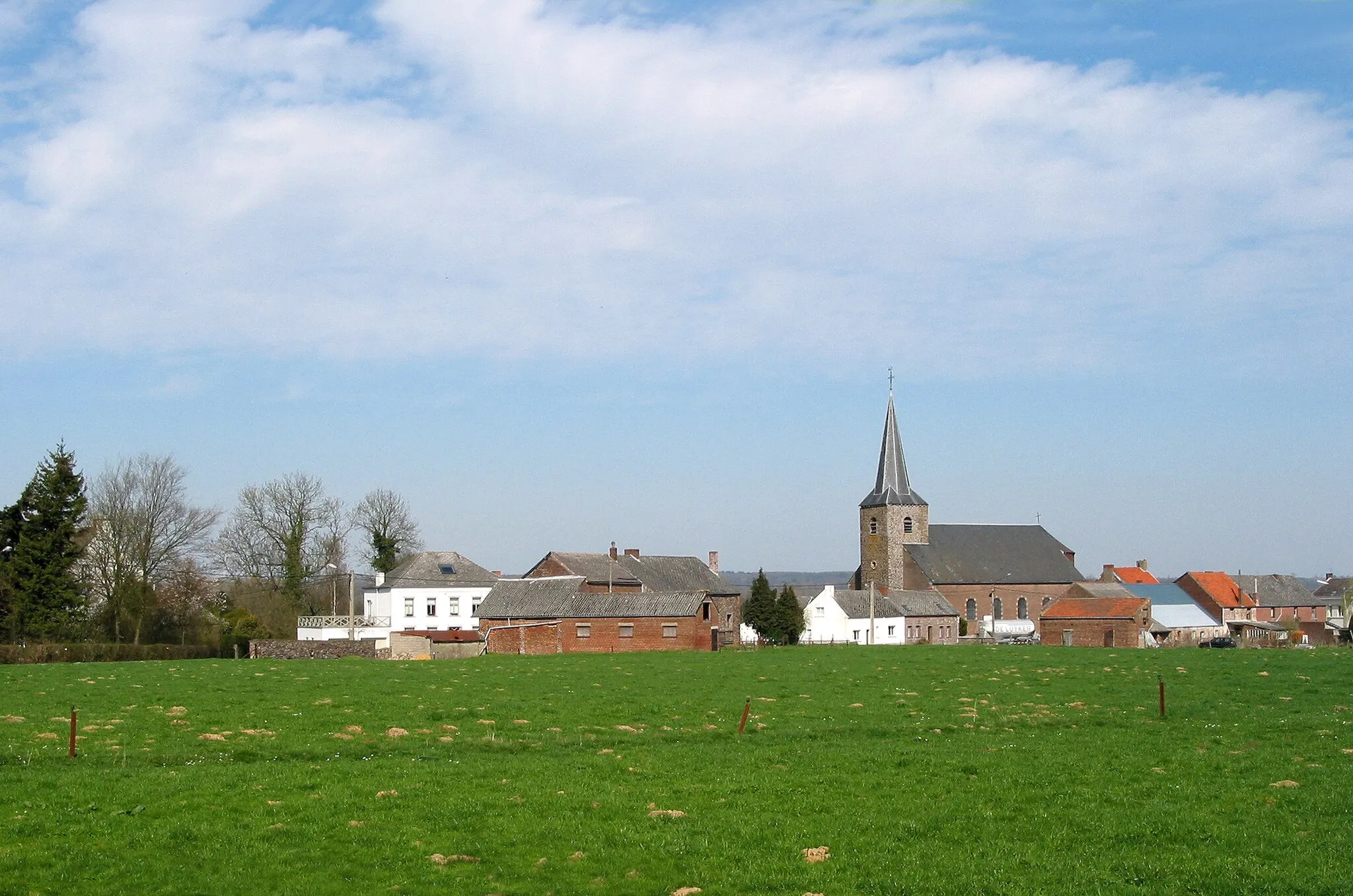 Photo showing: Sars-la-Buissière (Belgium), the village in early spring.