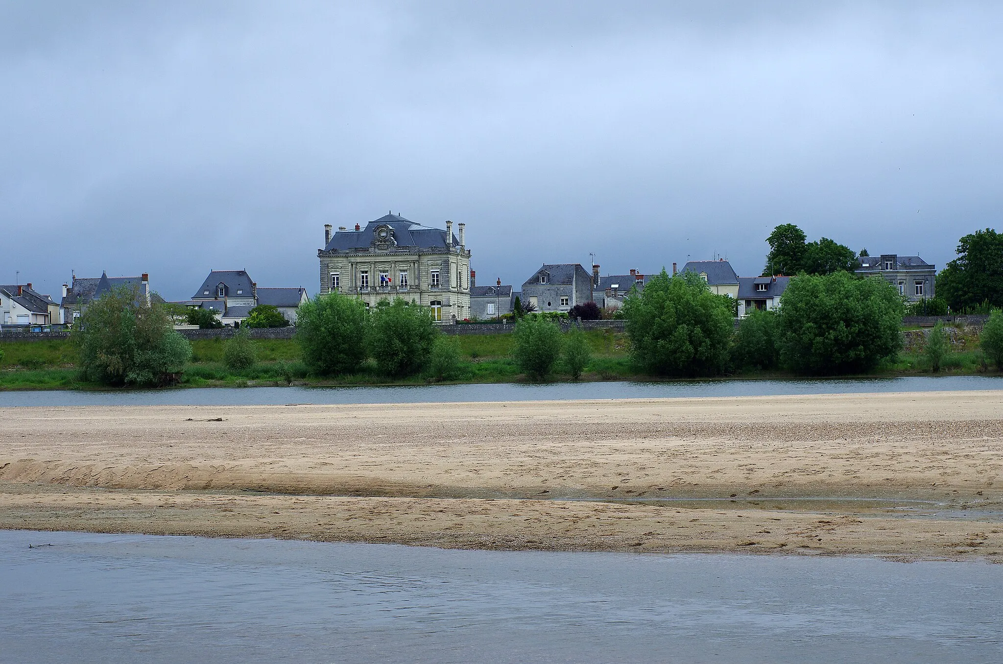 Photo showing: Les Rosiers-sur-Loire (Maine-et-Loire).

L'imposante mairie du 19e siècle (1876).