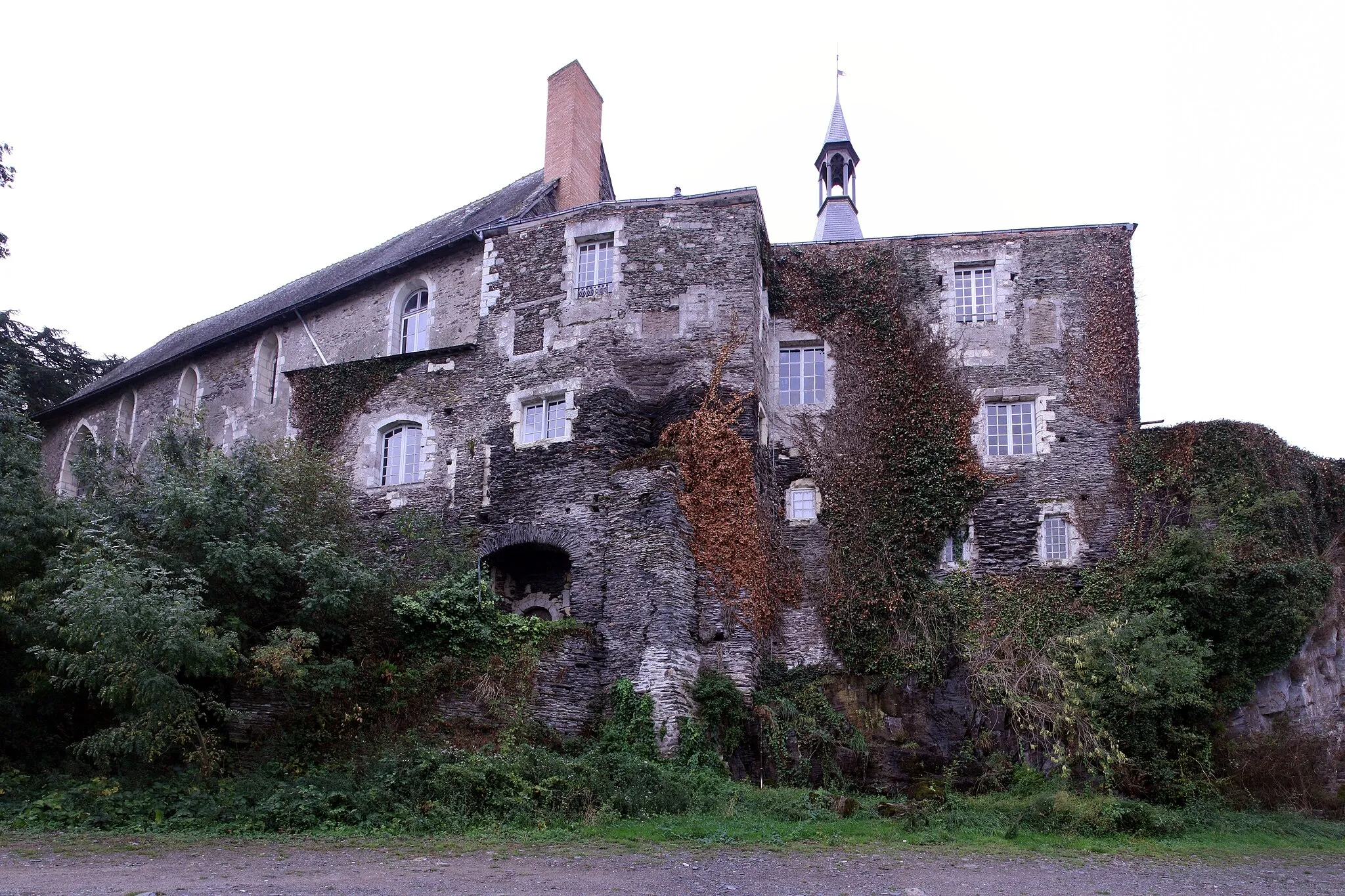 Photo showing: The former convent of "La Baumette" as seen from the Maine's riverside. Angers, Maine-et-Loire, Pays de la Loire, France.