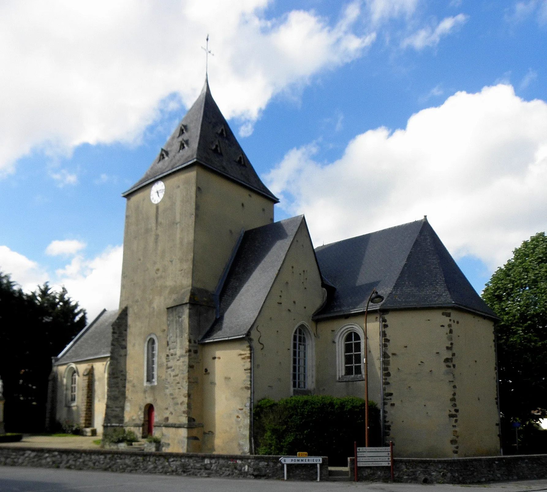 Photo showing: Église Saint-Jean-Baptiste d'Ampoigné (53).