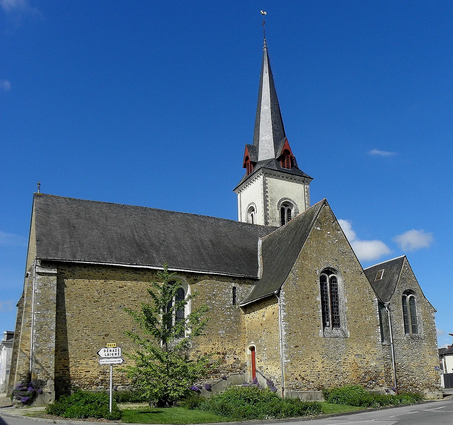 Photo showing: Église Saint-Martin de Pommerieux (53). Flanc sud.