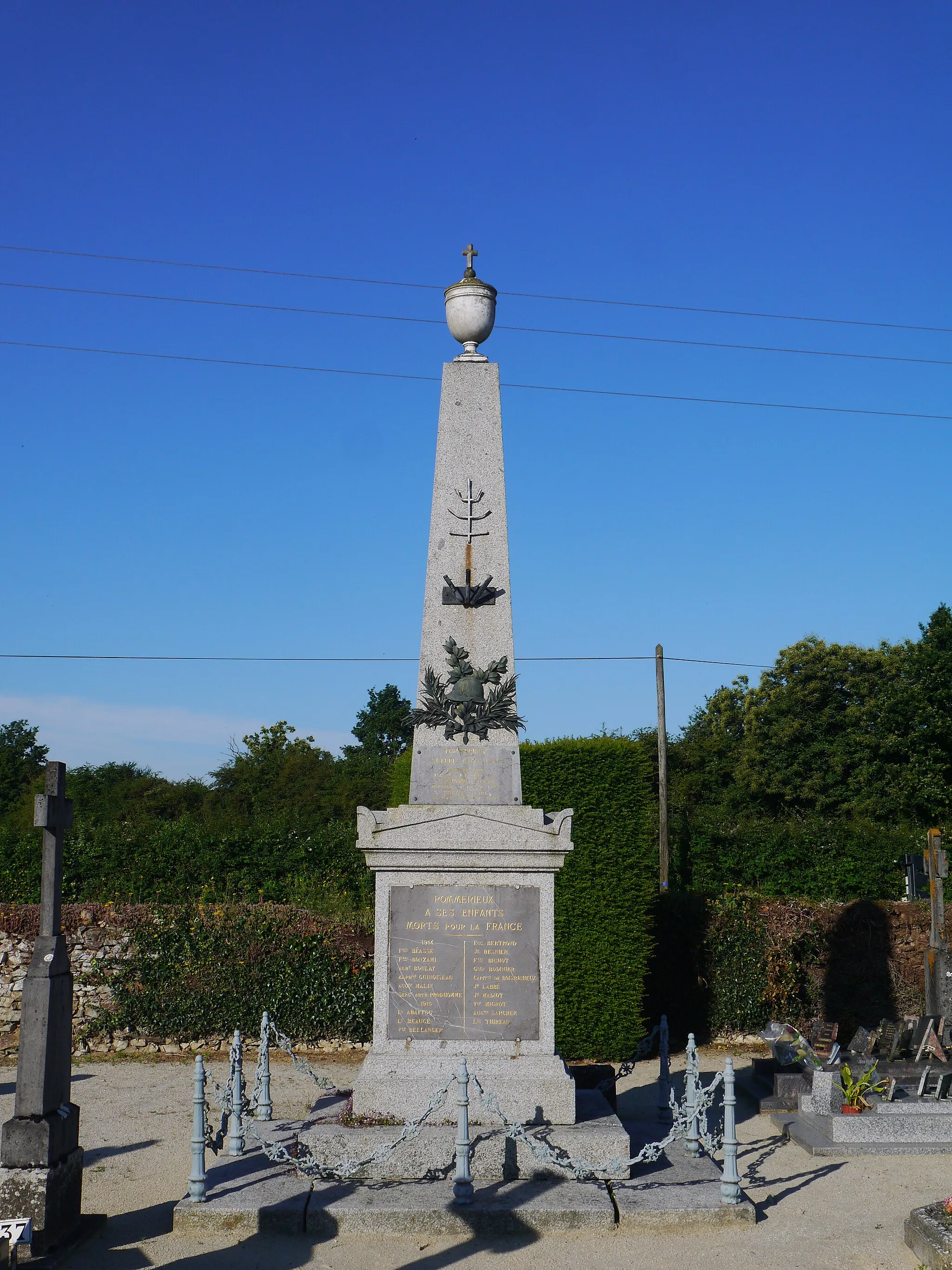 Photo showing: Le monument aux morts, surmonté d'une urne.