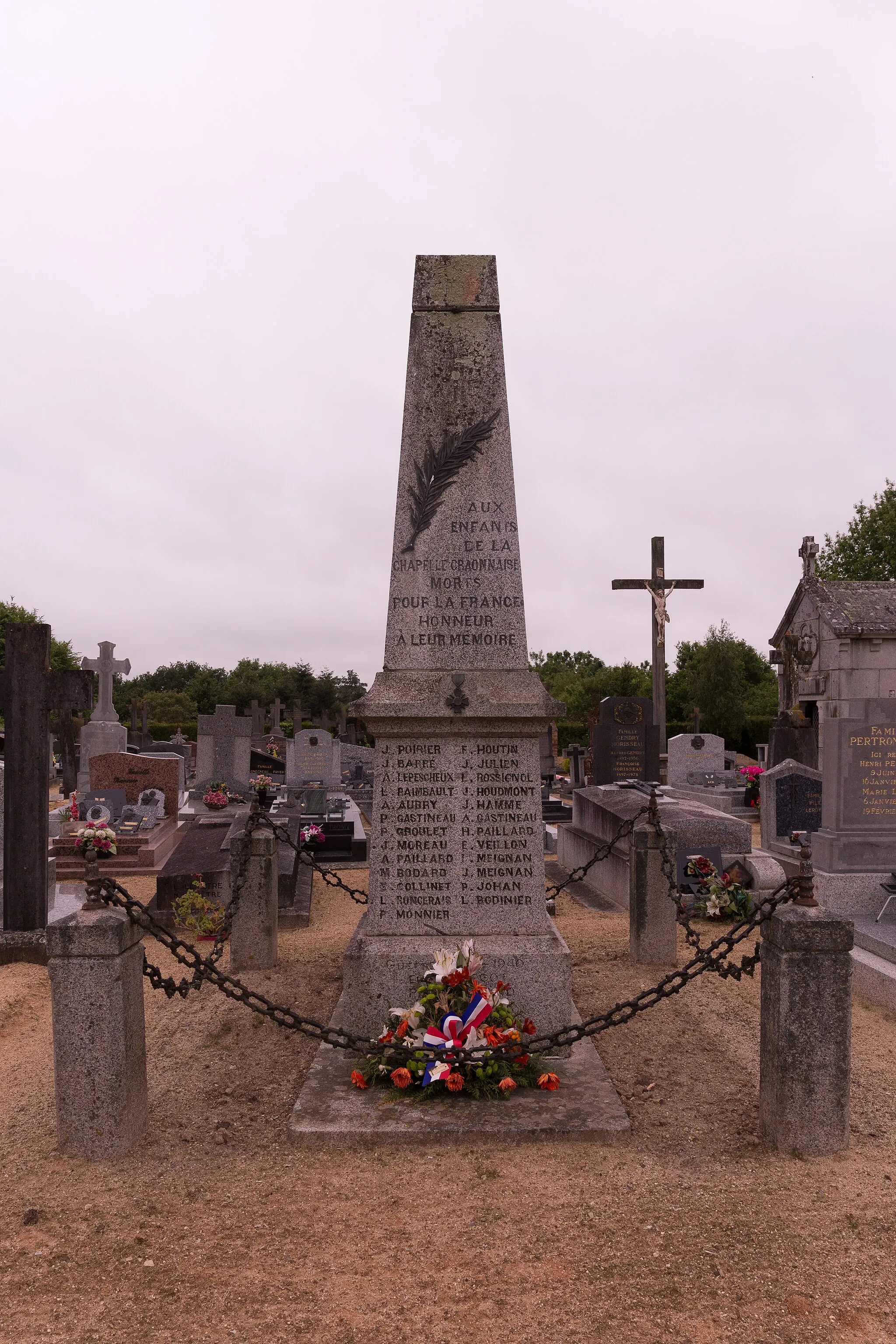 Photo showing: Monument aux morts dans le cimetière de La Chapelle-Craonnaise (Mayenne).