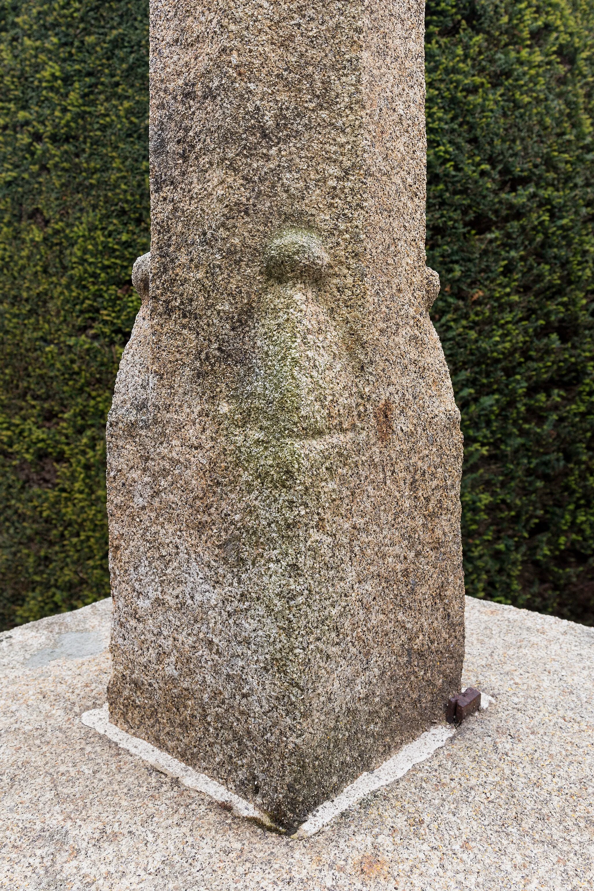 Photo showing: Base de la croix de cimetière à Cosmes (Mayenne).