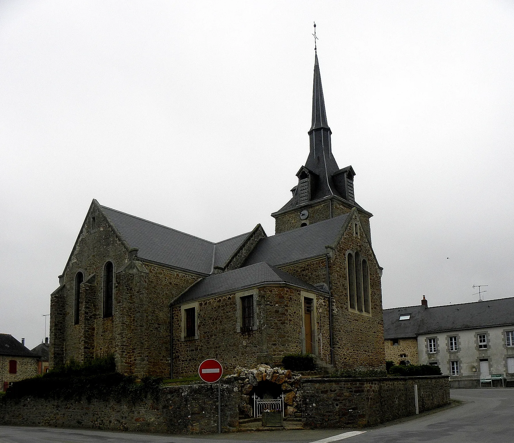 Photo showing: Église de la Sainte-Trinité de Beaulieu-sur-Oudon (53). Chevet et flanc sud.