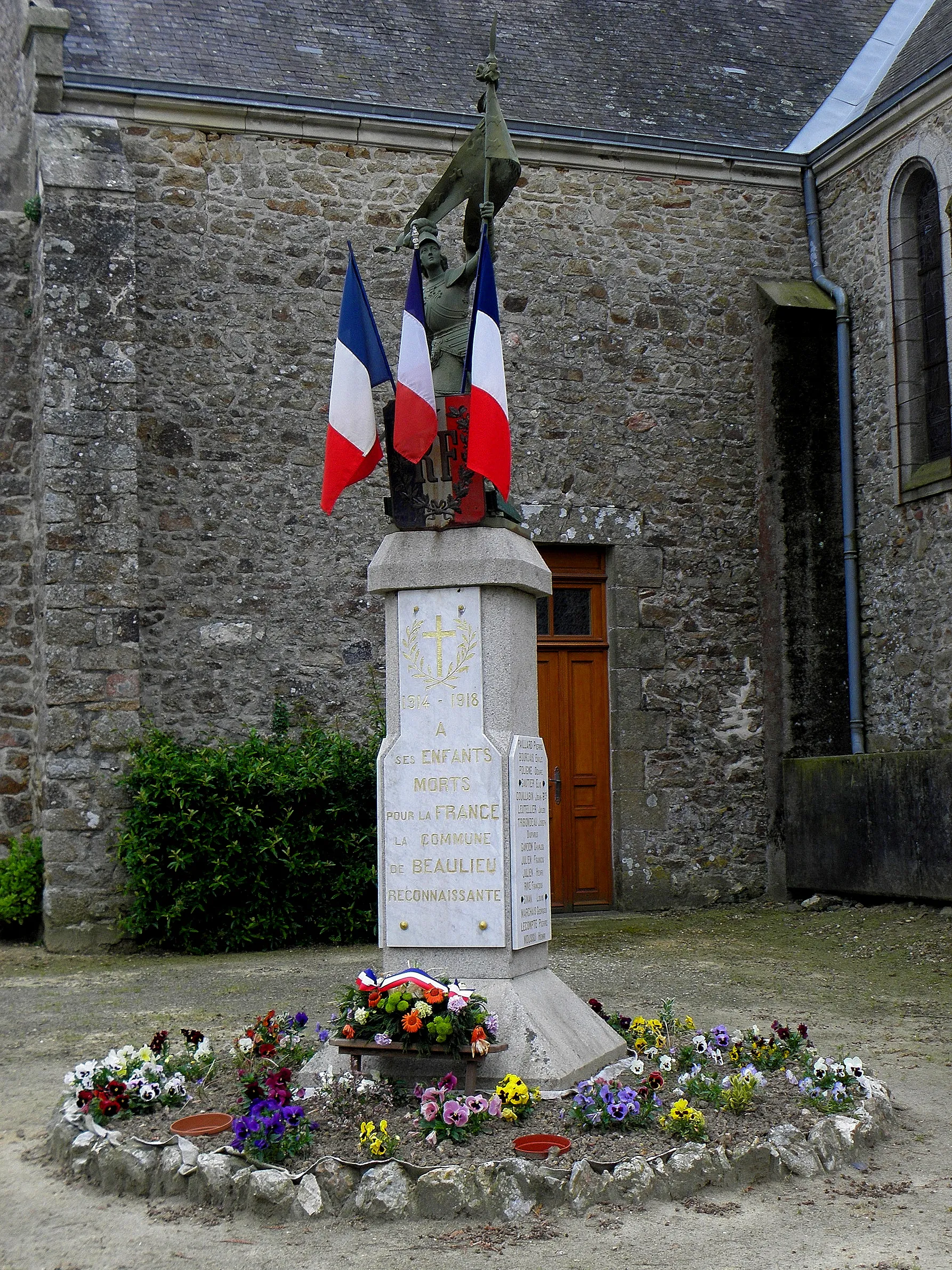 Photo showing: Monument aux morts de Beaulieu-sur-Oudon (53).