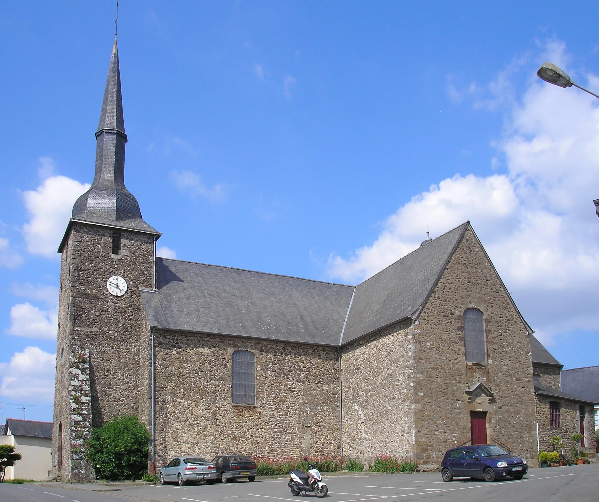 Photo showing: Le Bourgneuf-la-Forêt (Pays de la Loire, France). L'église Saint-Martin.