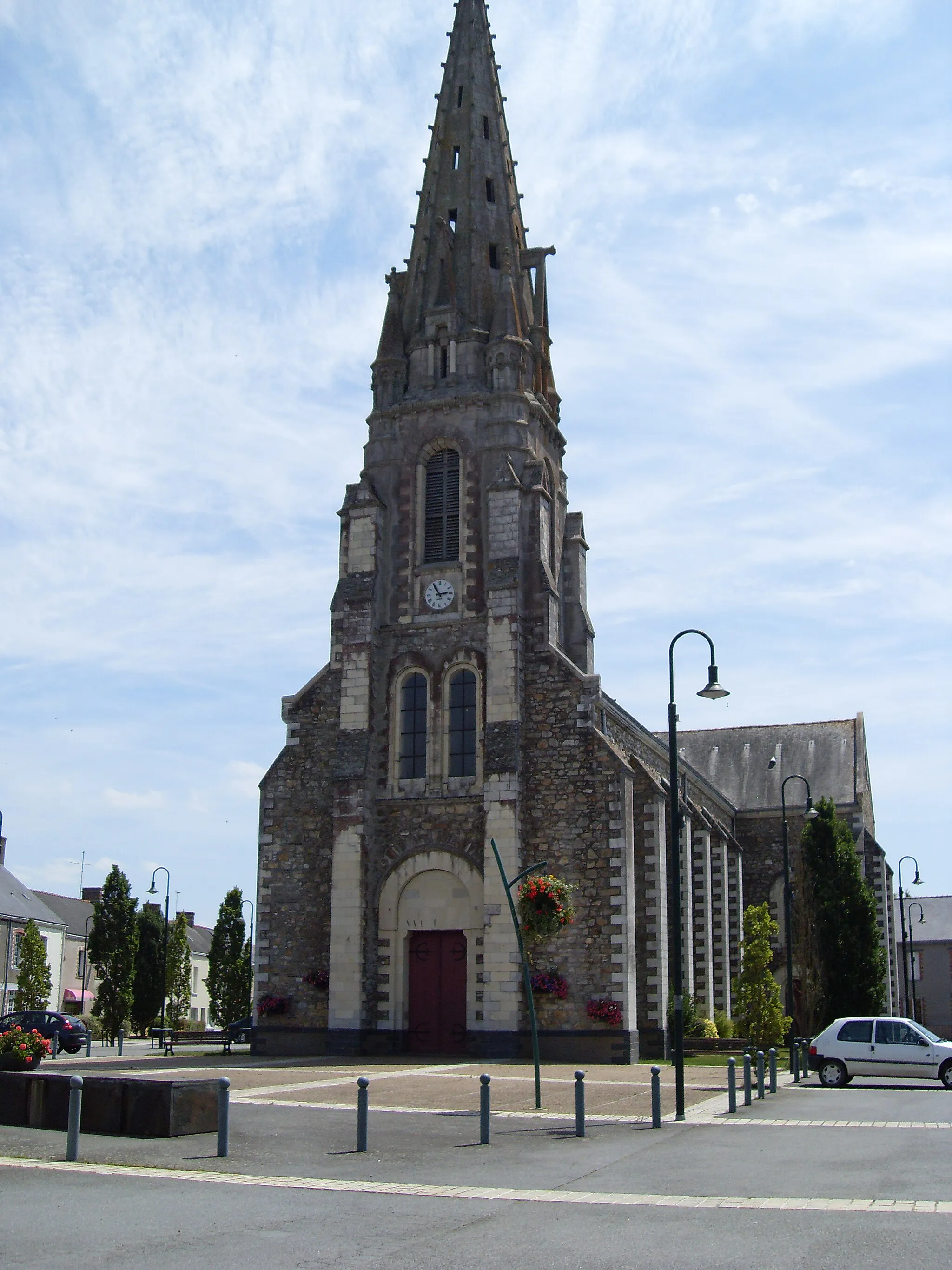 Photo showing: église de Lusanger