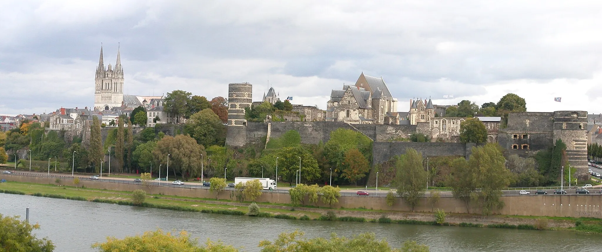Photo showing: Banks of the Maine River in Angers; view of the Château d'Angers and the cathedral.