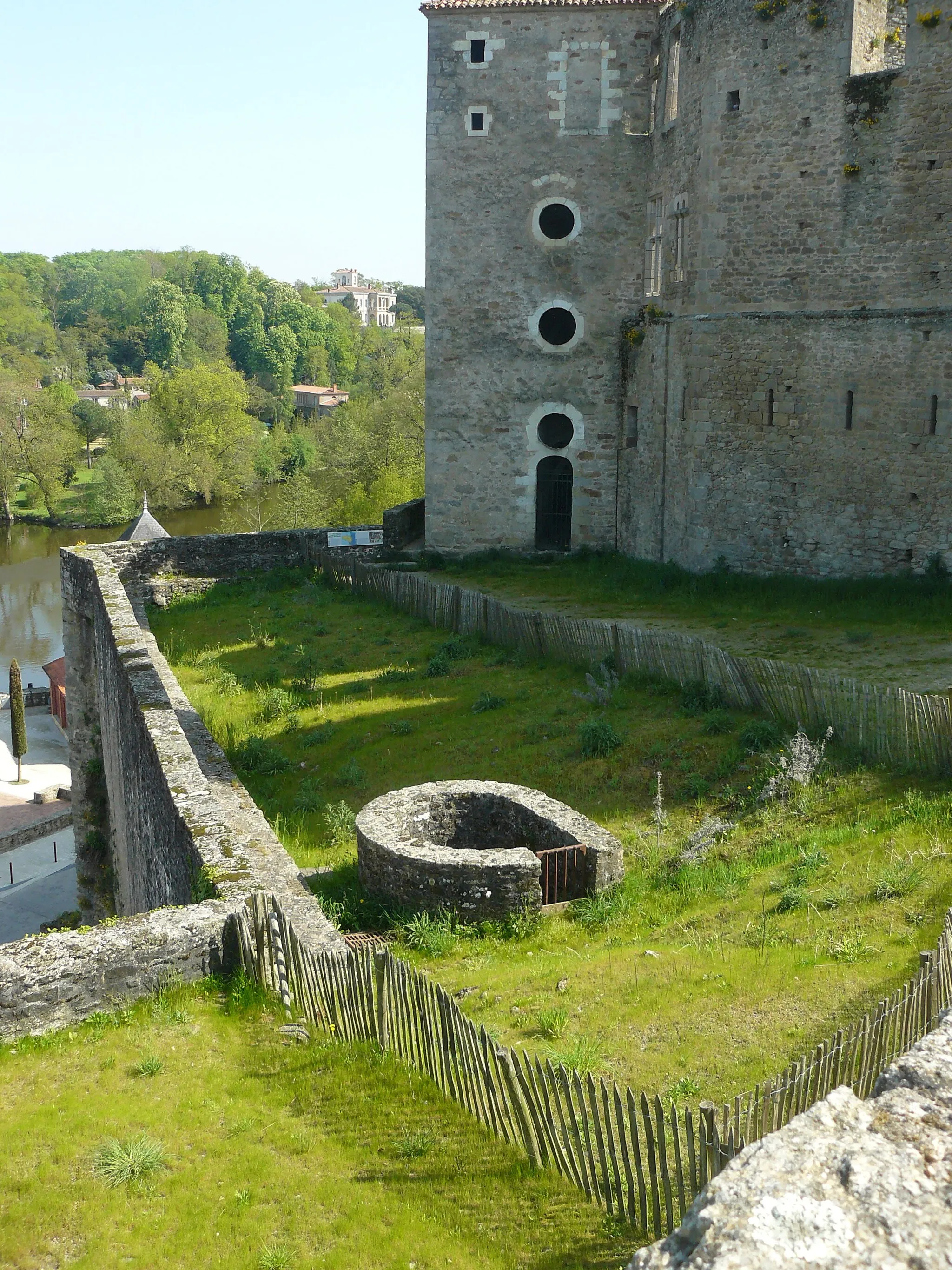 Photo showing: Bastion nord du château de Clisson