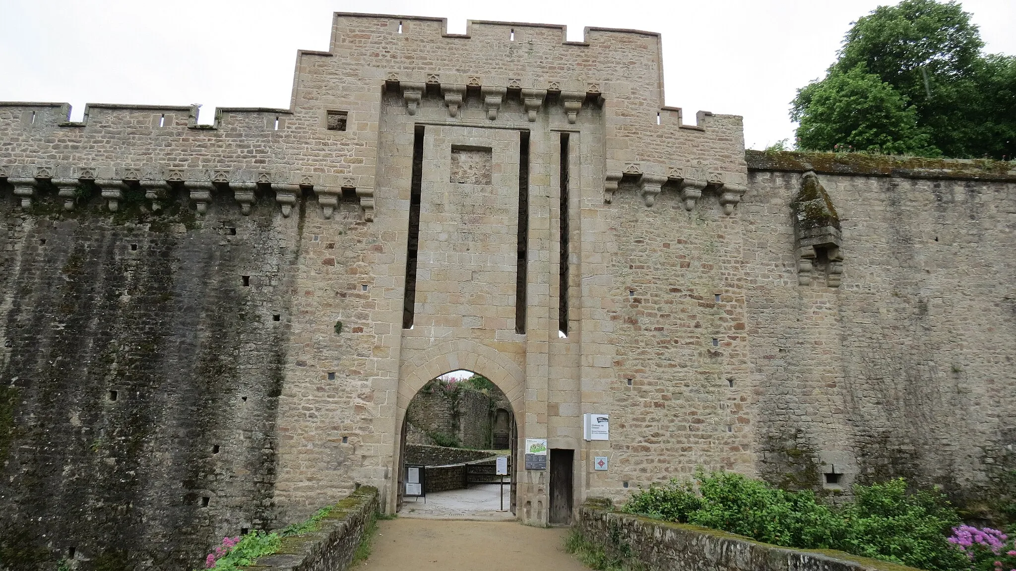 Photo showing: This building is indexed in the base Mérimée, a database of architectural heritage maintained by the French Ministry of Culture, under the reference PA00108588 .