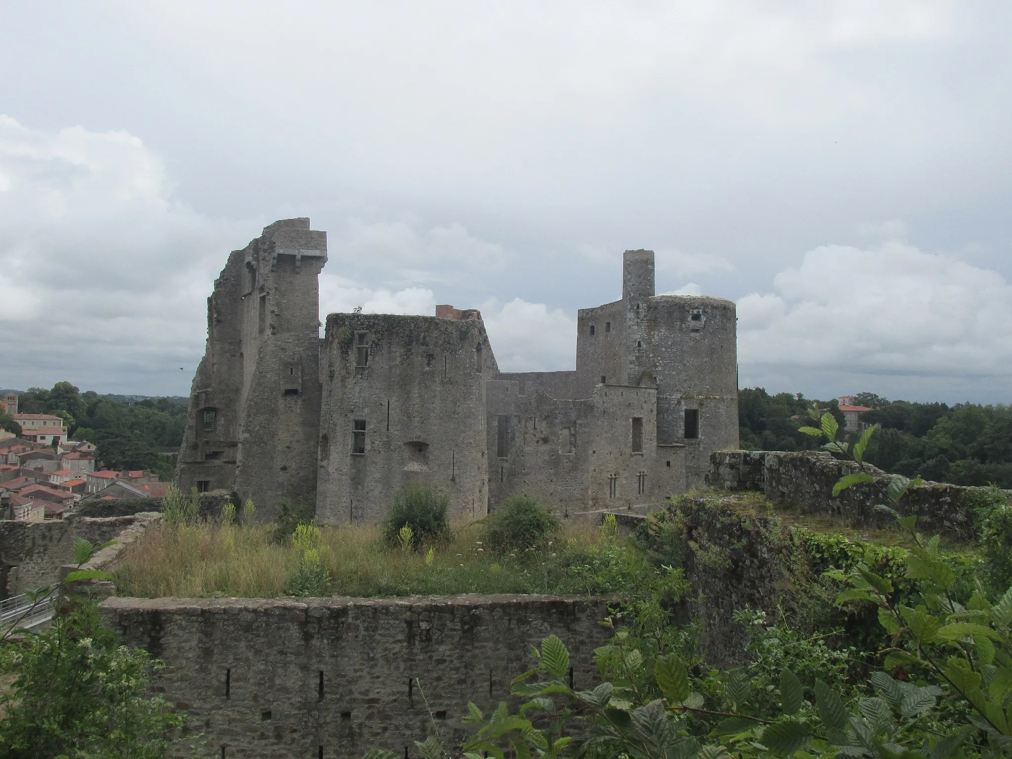 Photo showing: The central part of the Castle of Clisson in June 2022, seen from inside the castle