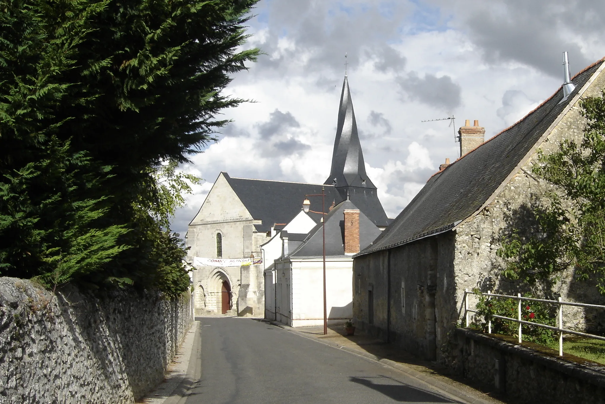 Photo showing: Rue des Mégalithes à Pontigné (Maine-et-Loire, France), avec vue sur l'église Saint-Denis.