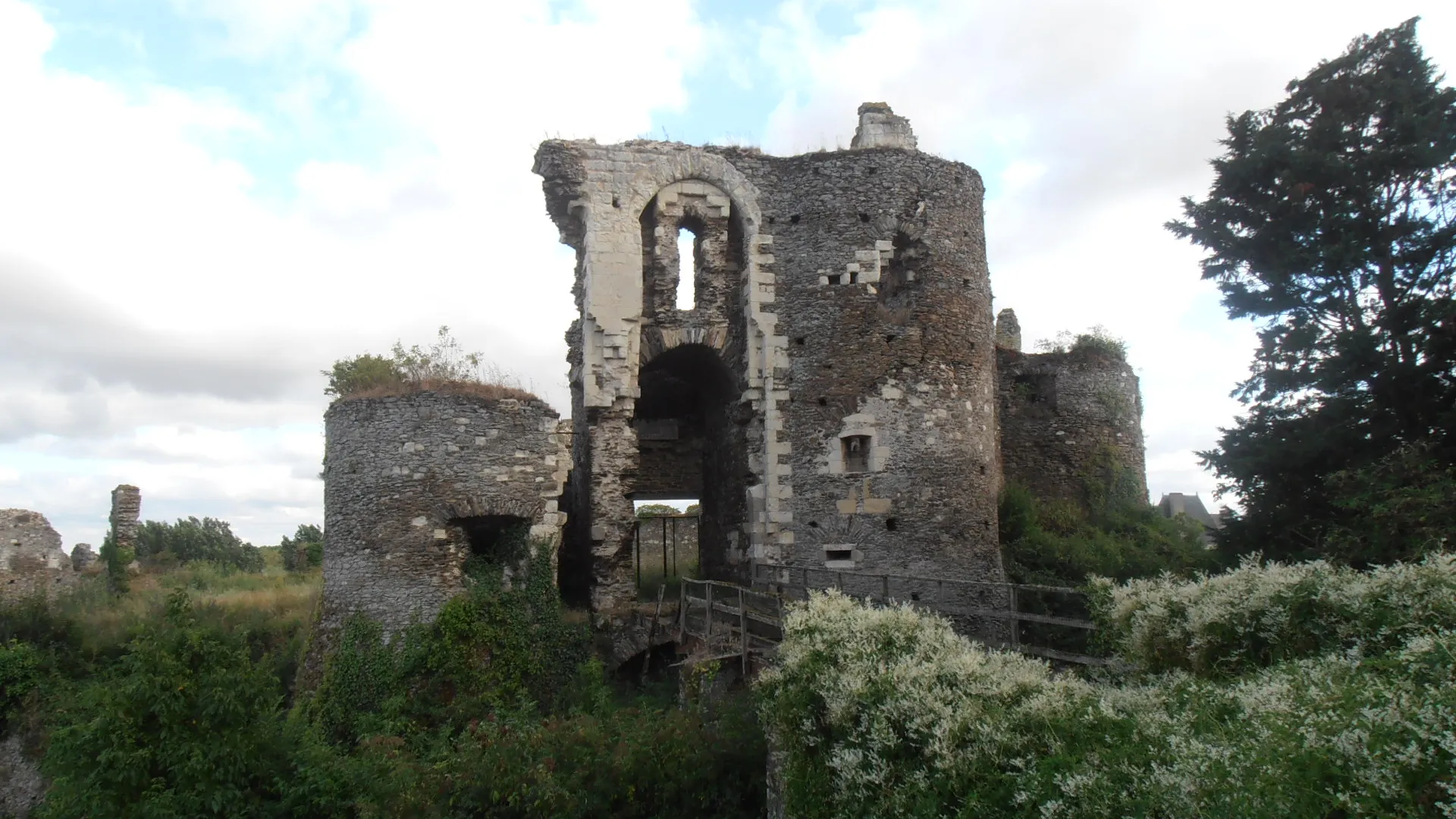 Photo showing: Les ruines du château de Gilles de Rais (Champtocé-sur-Loire, Maine-et-Loire, France), la passerelle.