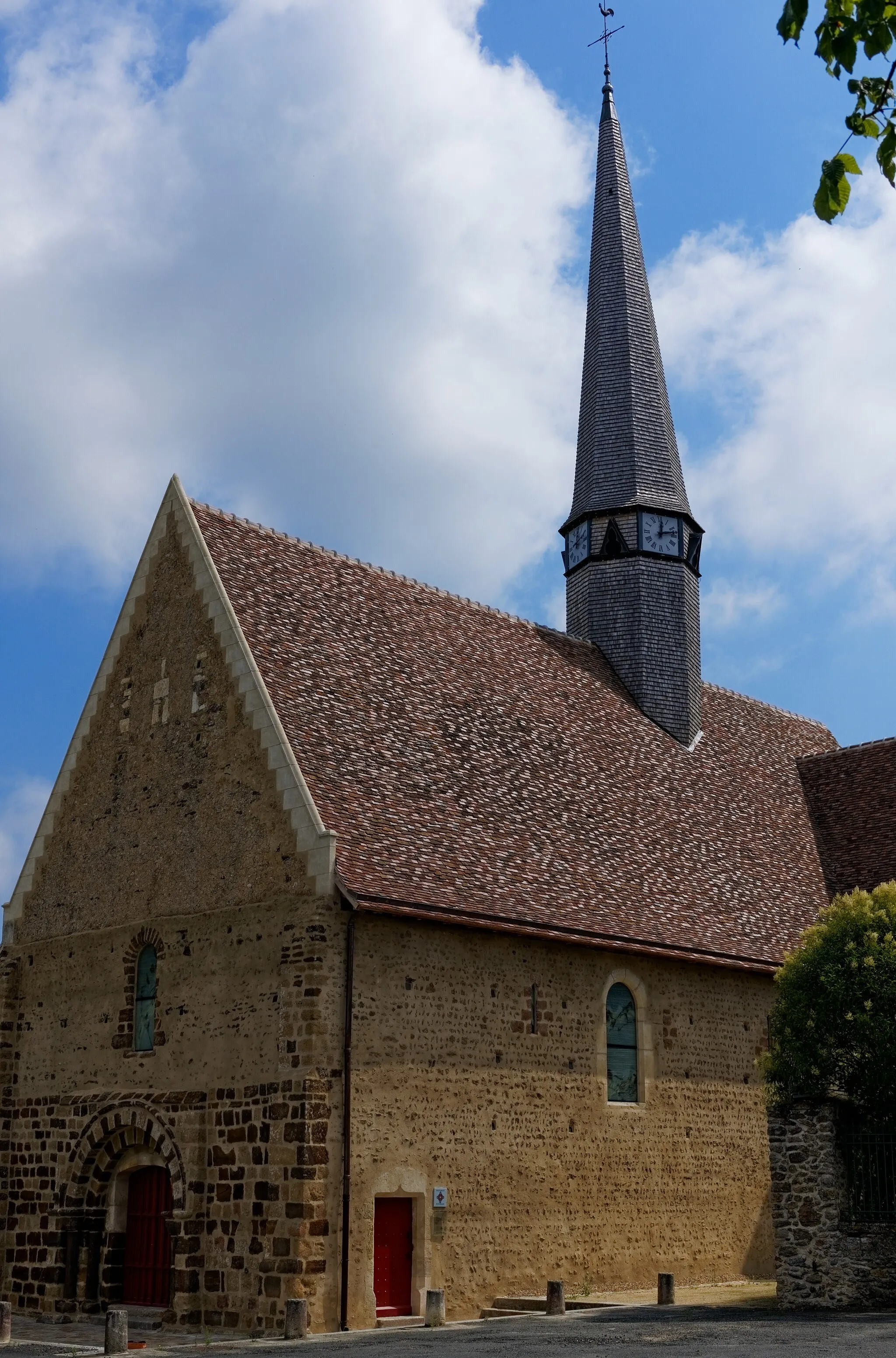 Photo showing: Eglise Saint-Pierre après restauration, 2014, Lavaré, France