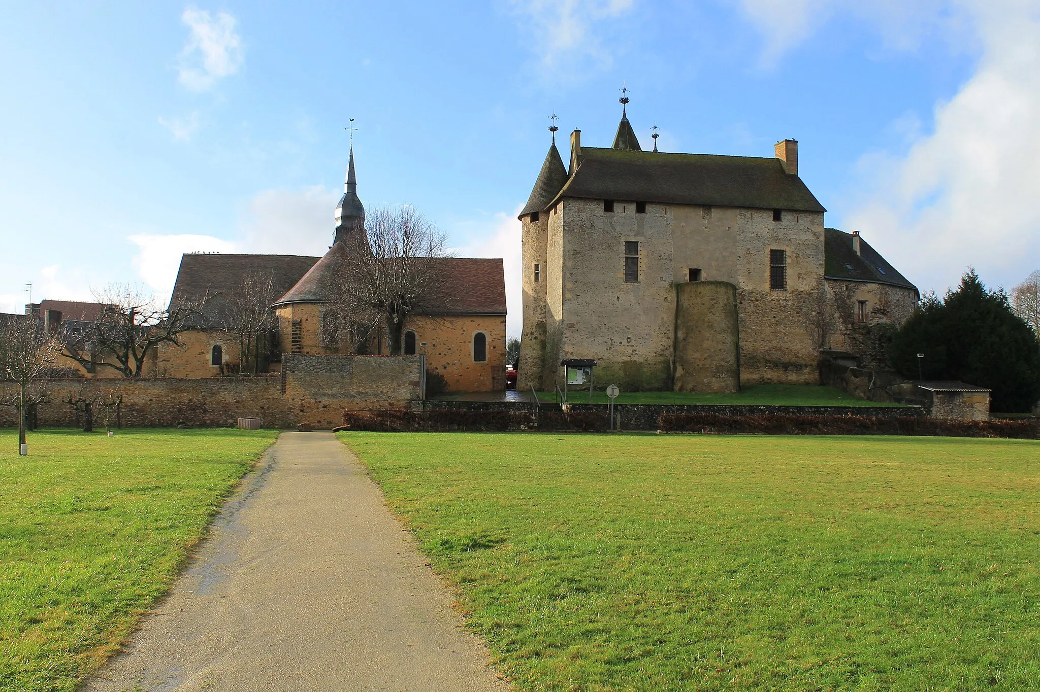 Photo showing: L'église et le château de Bouloire