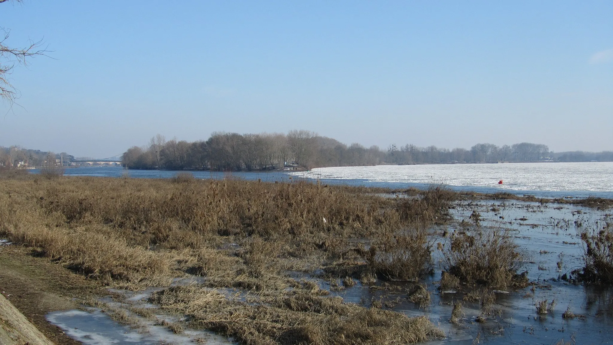 Photo showing: La confluence de la Maine et de la Loire à Bouchemaine dans le Maine-et-Loire, en hiver, la Loire gelée.