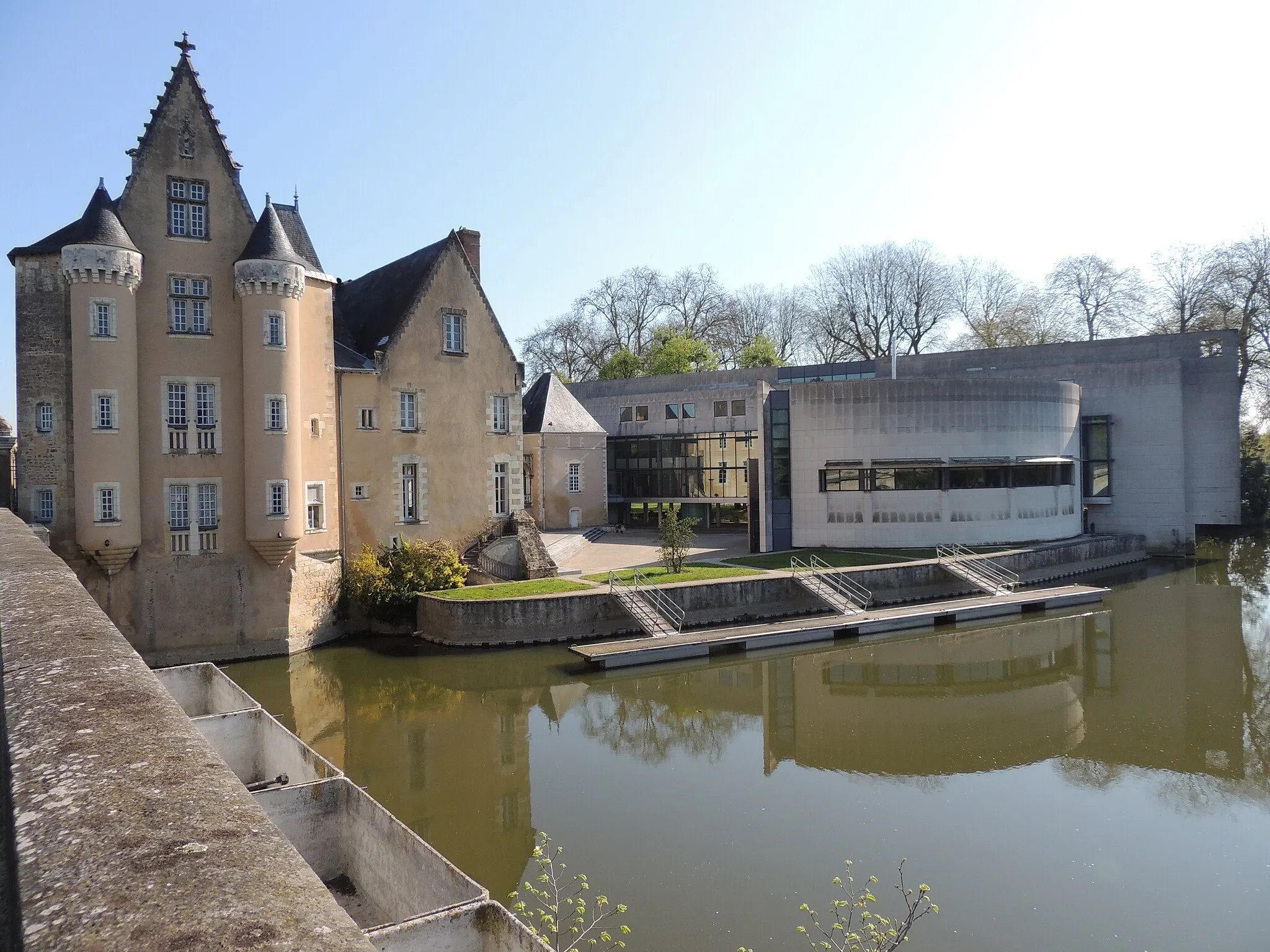 Photo showing: Le château des Carmes de La Flèche et sa façade du XVe siècle (à gauche), les bâtiments de la nouvelle mairie (à droite).