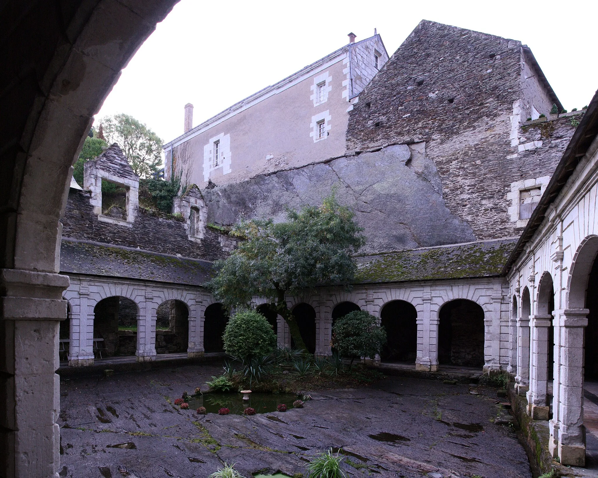 Photo showing: Cloister of the former convent of "La Baumette", Angers, Maine-et-Loire, Pays de la Loire, France.