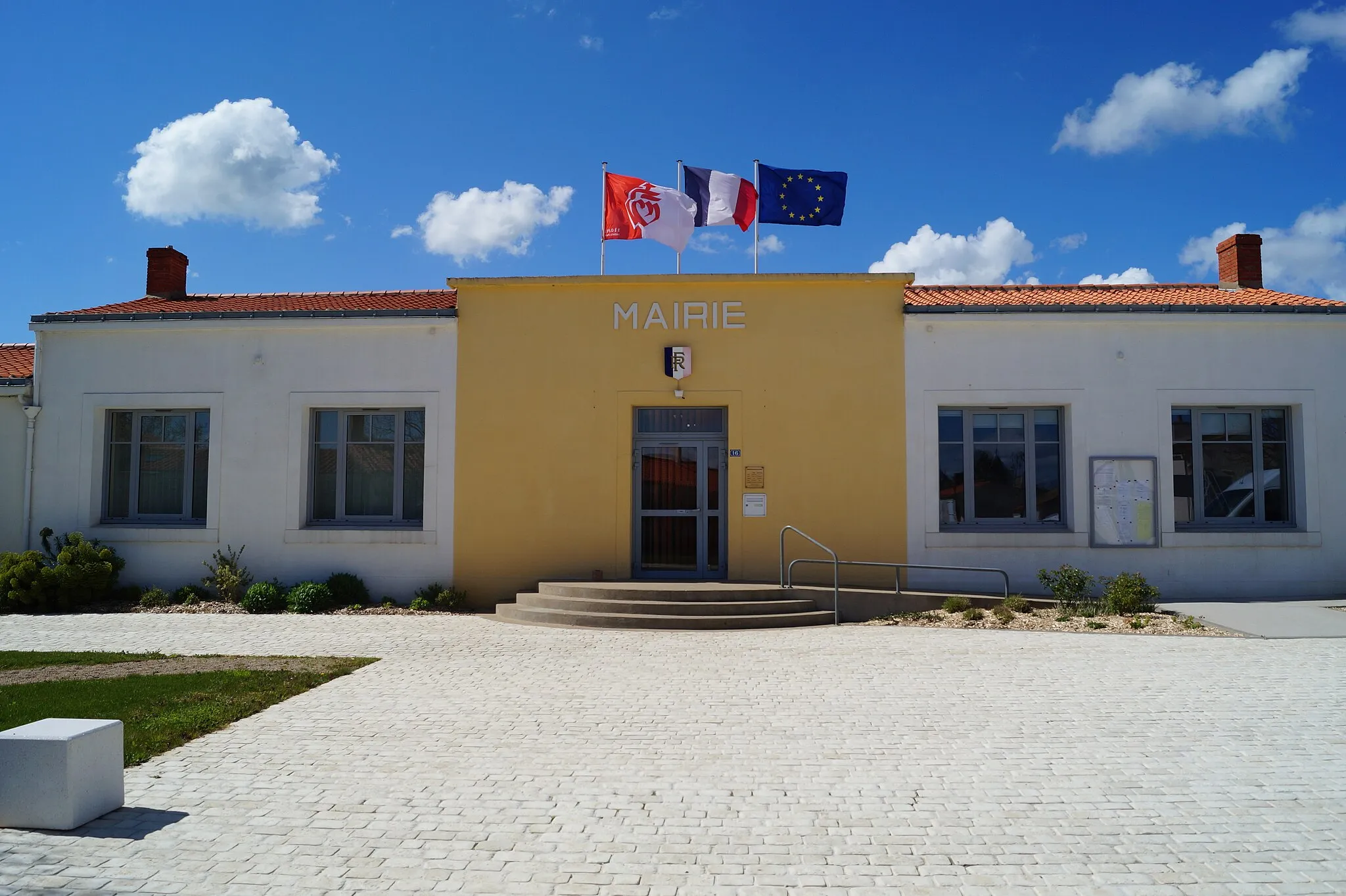 Photo showing: La mairie des Magnils-Reigniers depuis la rue de l’Église.