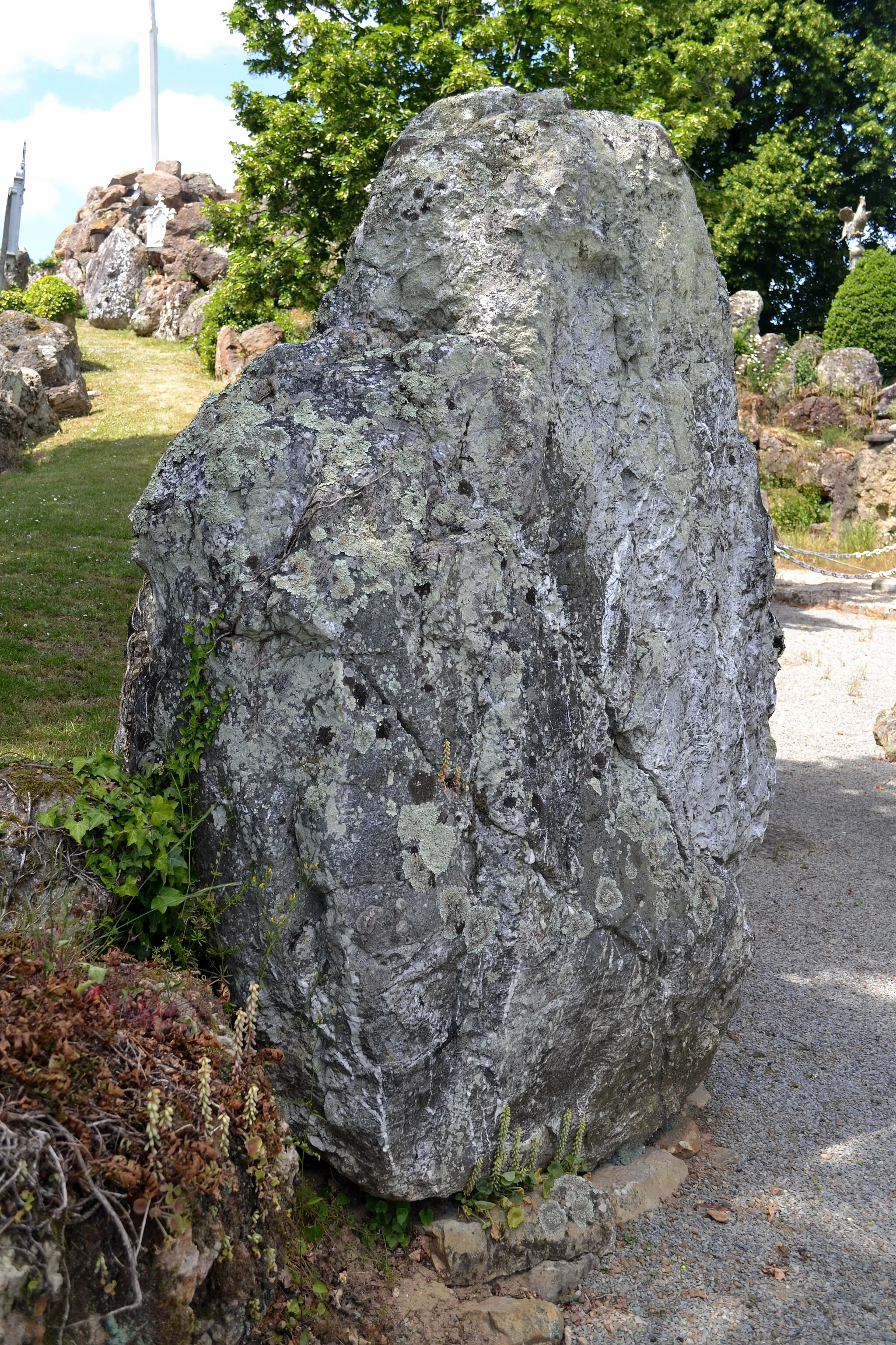 Photo showing: Menhir effilé de Rougerand (Saint-Vincent-des-Landes) déplacé au calvaire mégalithique de Louisfert.