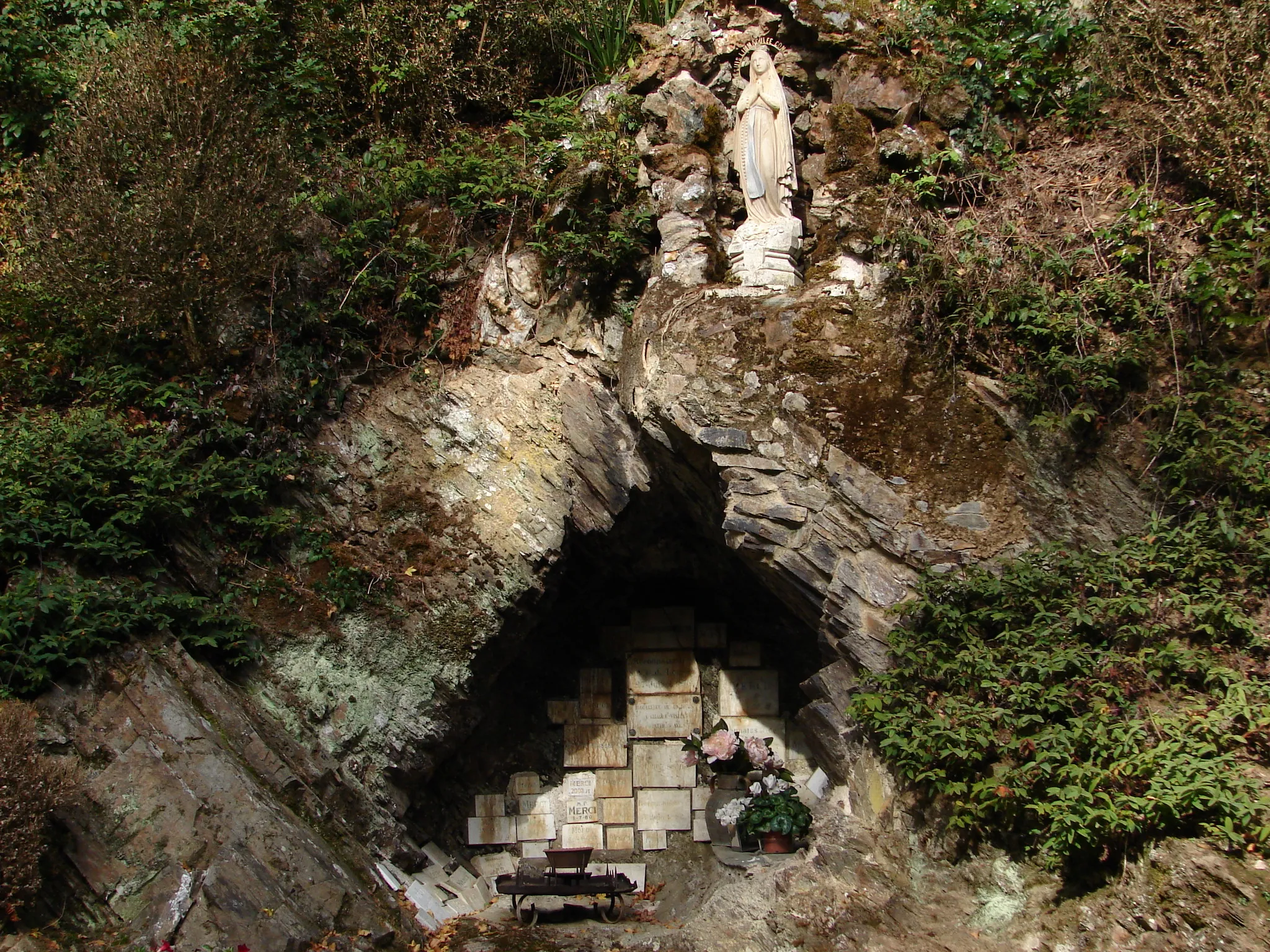 Photo showing: Grotte de Lourdes à la Ville Jégu, propriété privée à accès interdit (Couffé, 44)