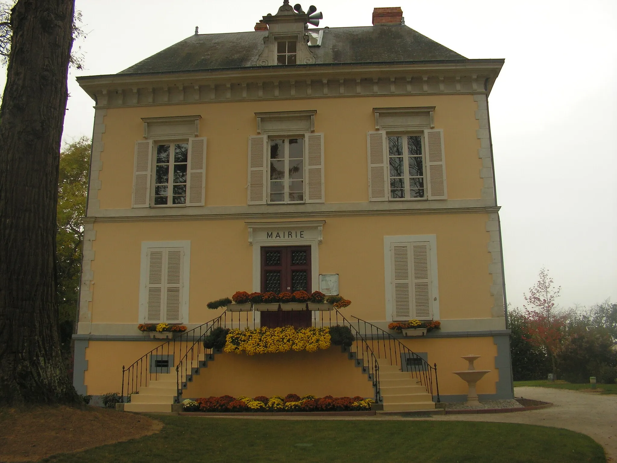 Photo showing: Photo de la mairie de Mezeray, un village français situé dans la région administrative des Pays De la Loire et du département de la Sarthe