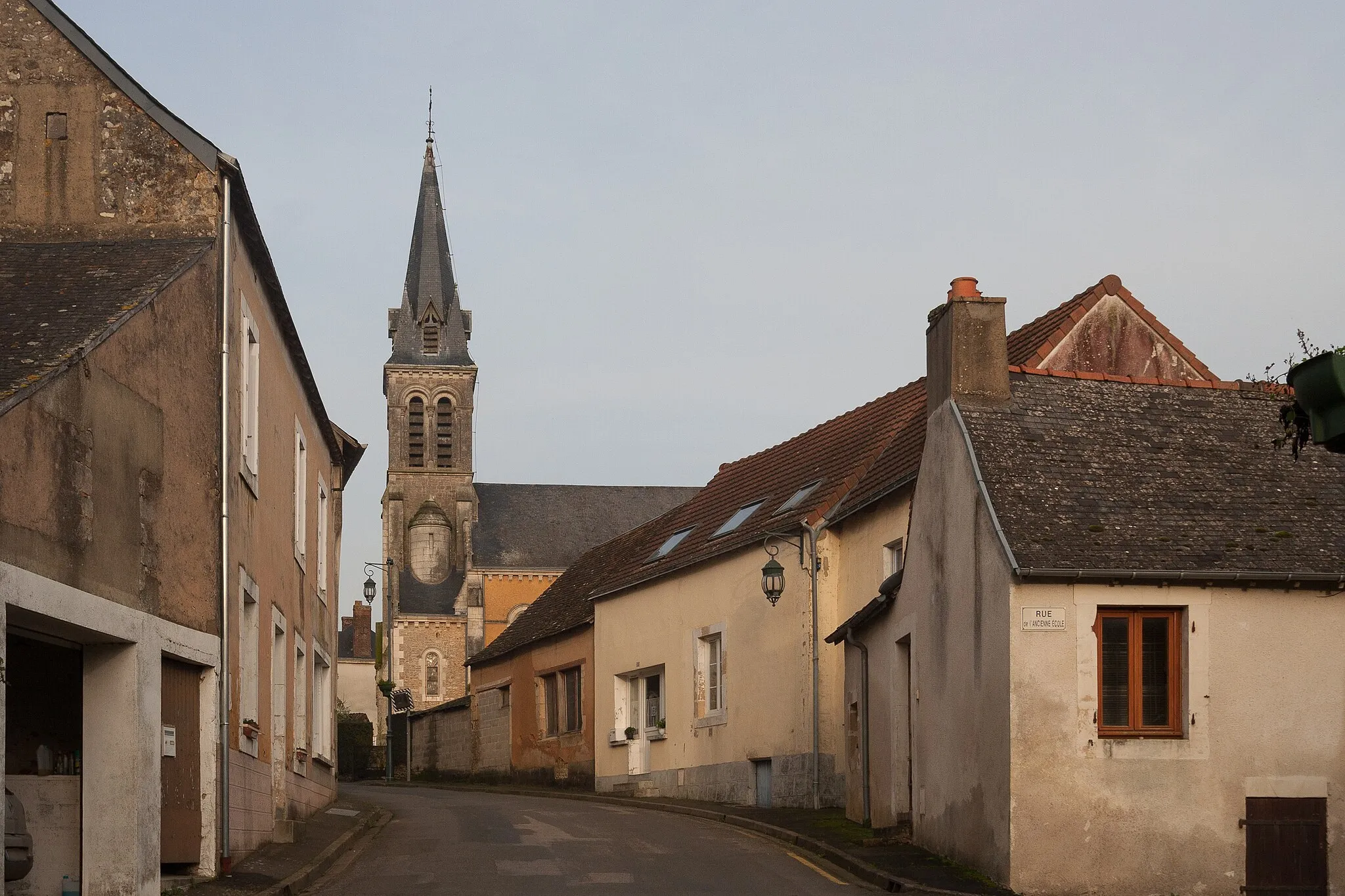 Photo showing: Vue du centre-bourg de Ruillé-en-Champagne depuis la rue du Tertre.