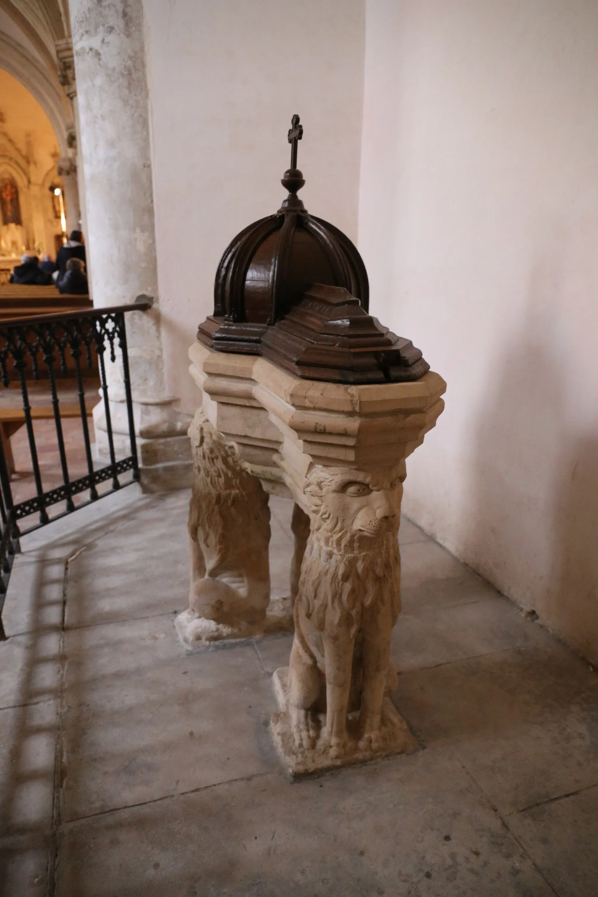 Photo showing: Fonts baptismaux de l'église Saint-Martin de Beaufay, France.