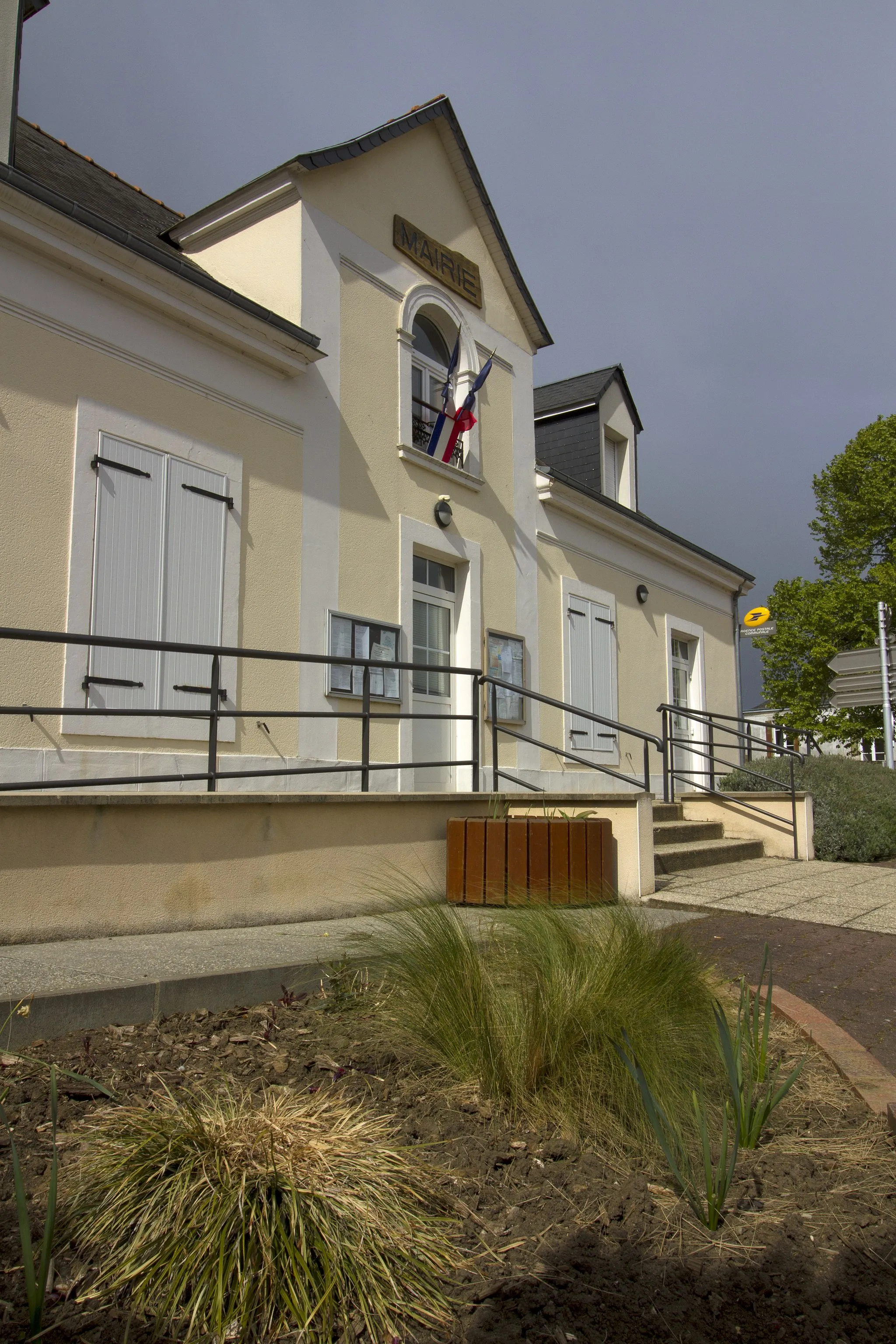 Photo showing: Mairie de La Chapelle-Saint-Rémy