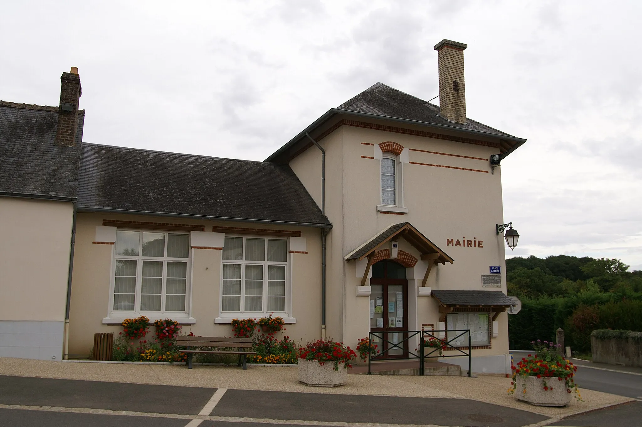 Photo showing: Mairie de Marolles-lès-Saint-Calais.