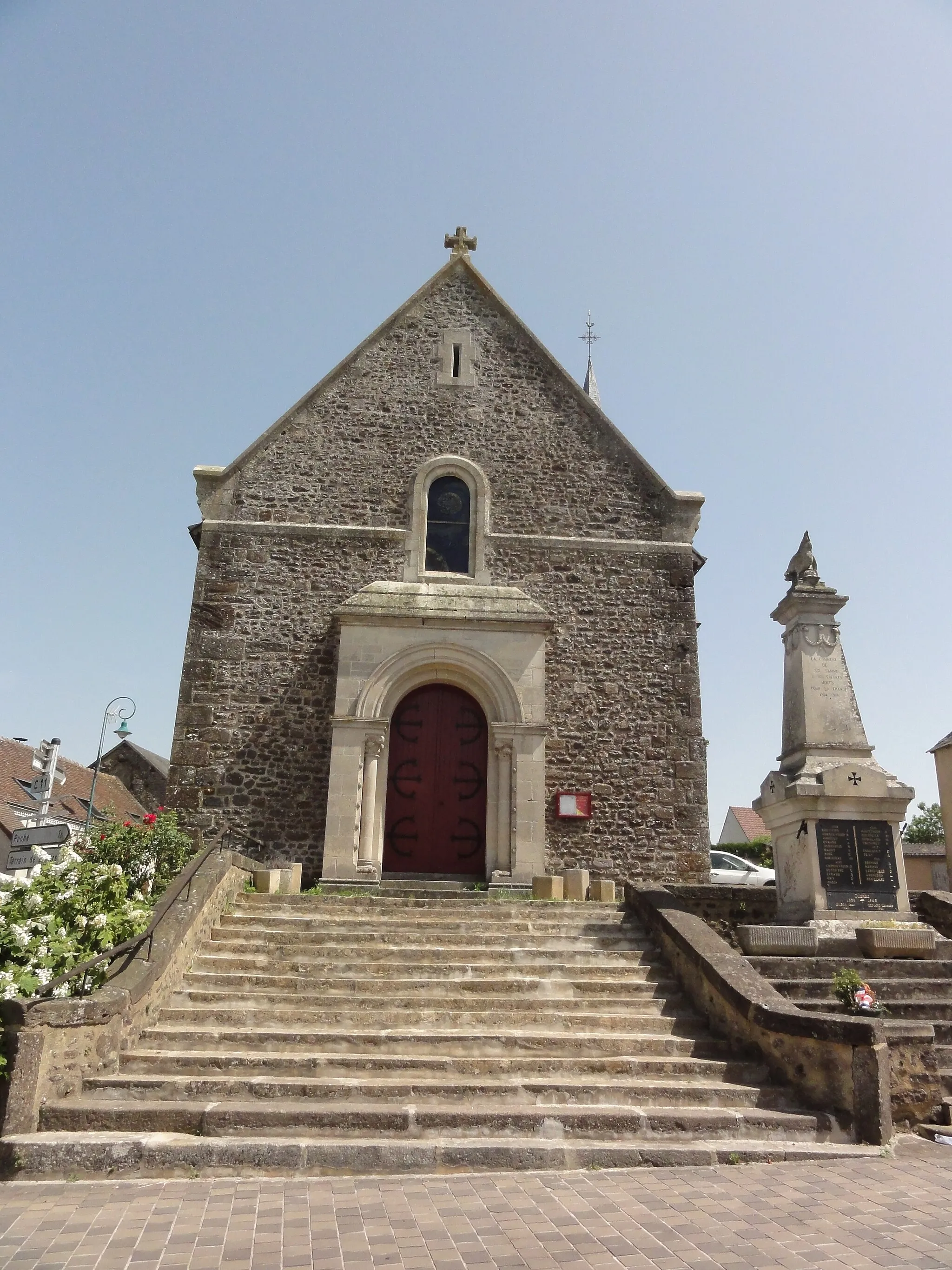 Photo showing: Sainte-Sabine-sur-Longève (Sarthe) église et monument aux morts