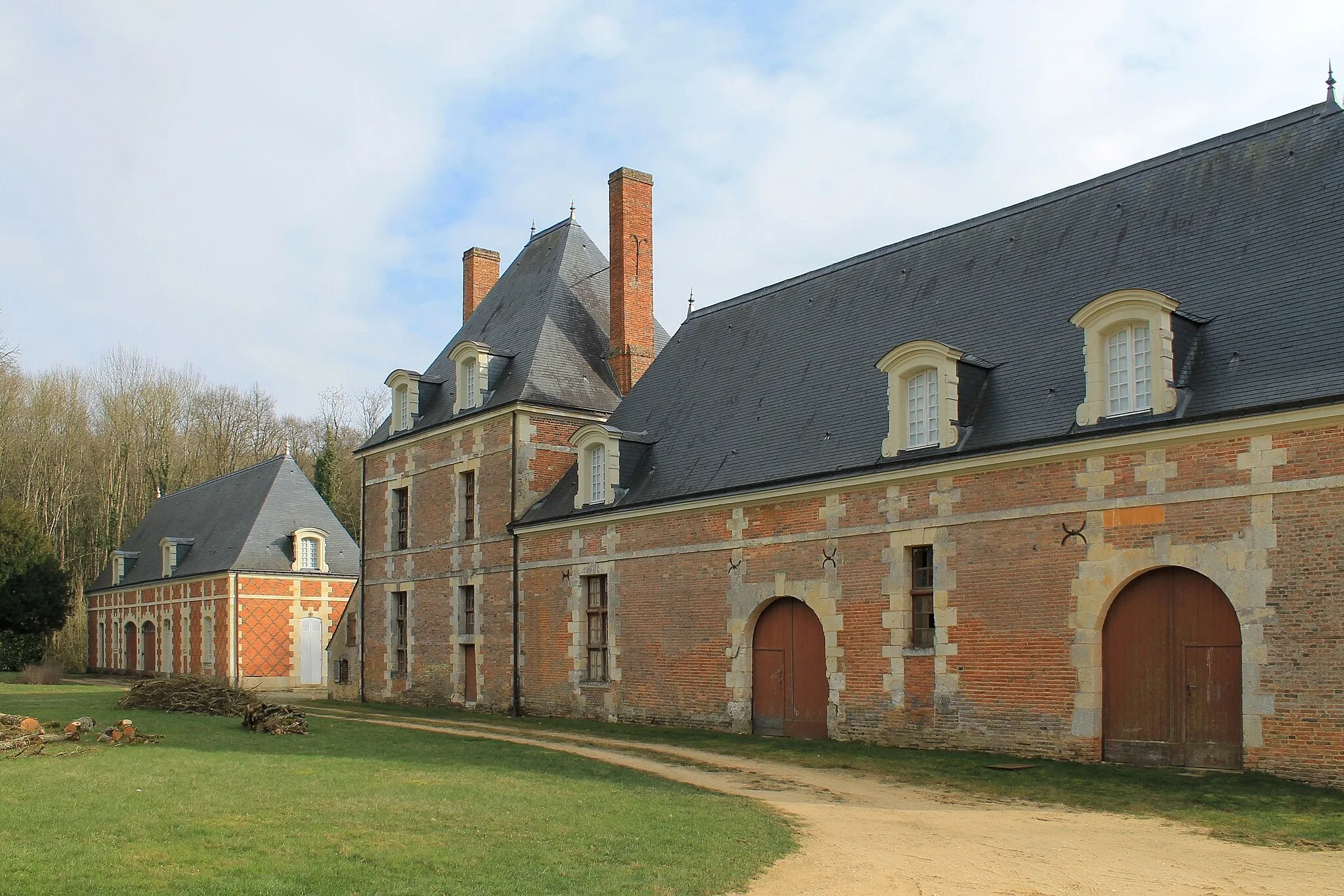Photo showing: Les communs du château de Cogners
