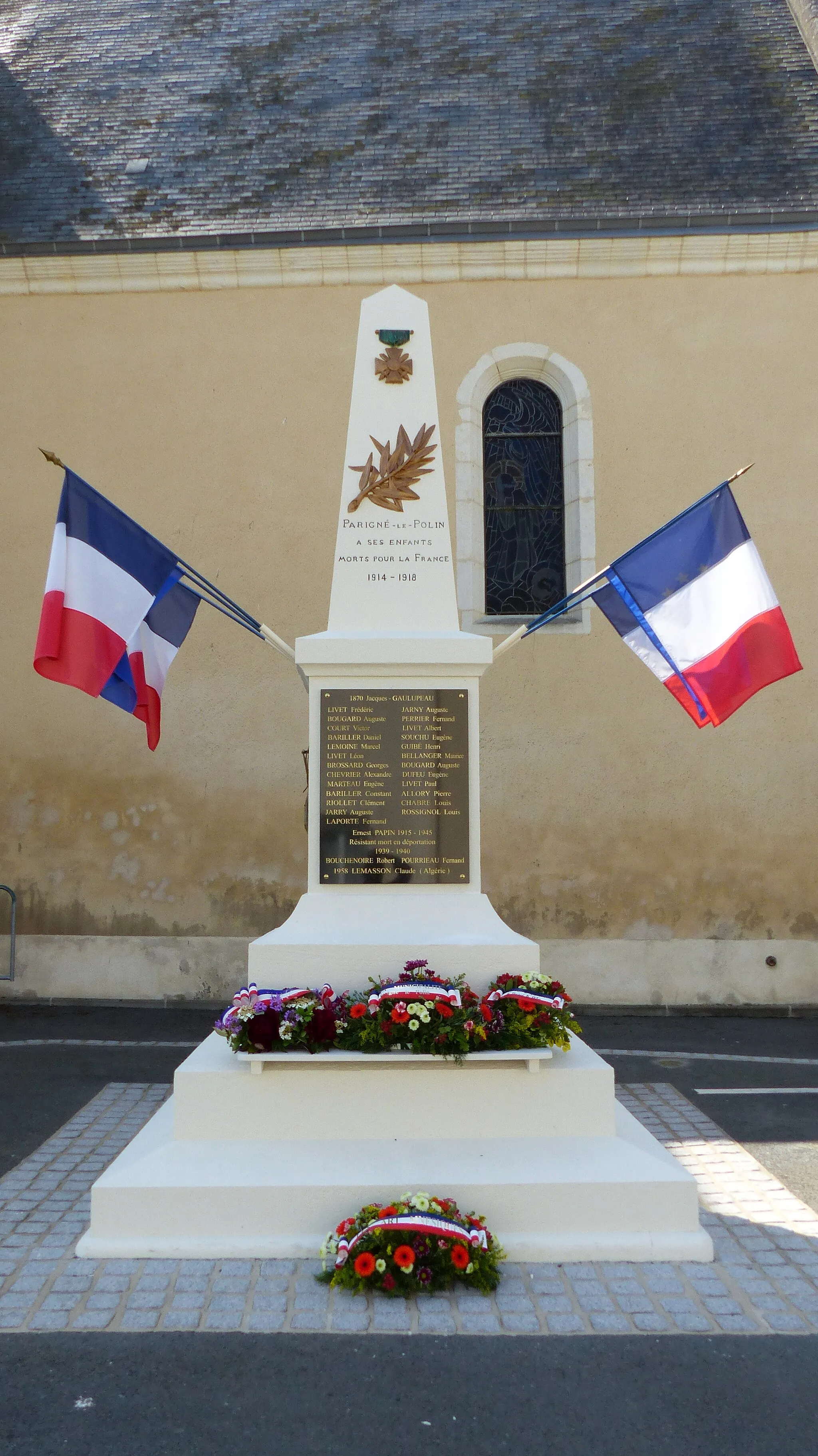 Photo showing: Monument aux morts de Parigné-le-Pôlin le 8 mai 2022.
Le monument a été rénové en avril 2022.