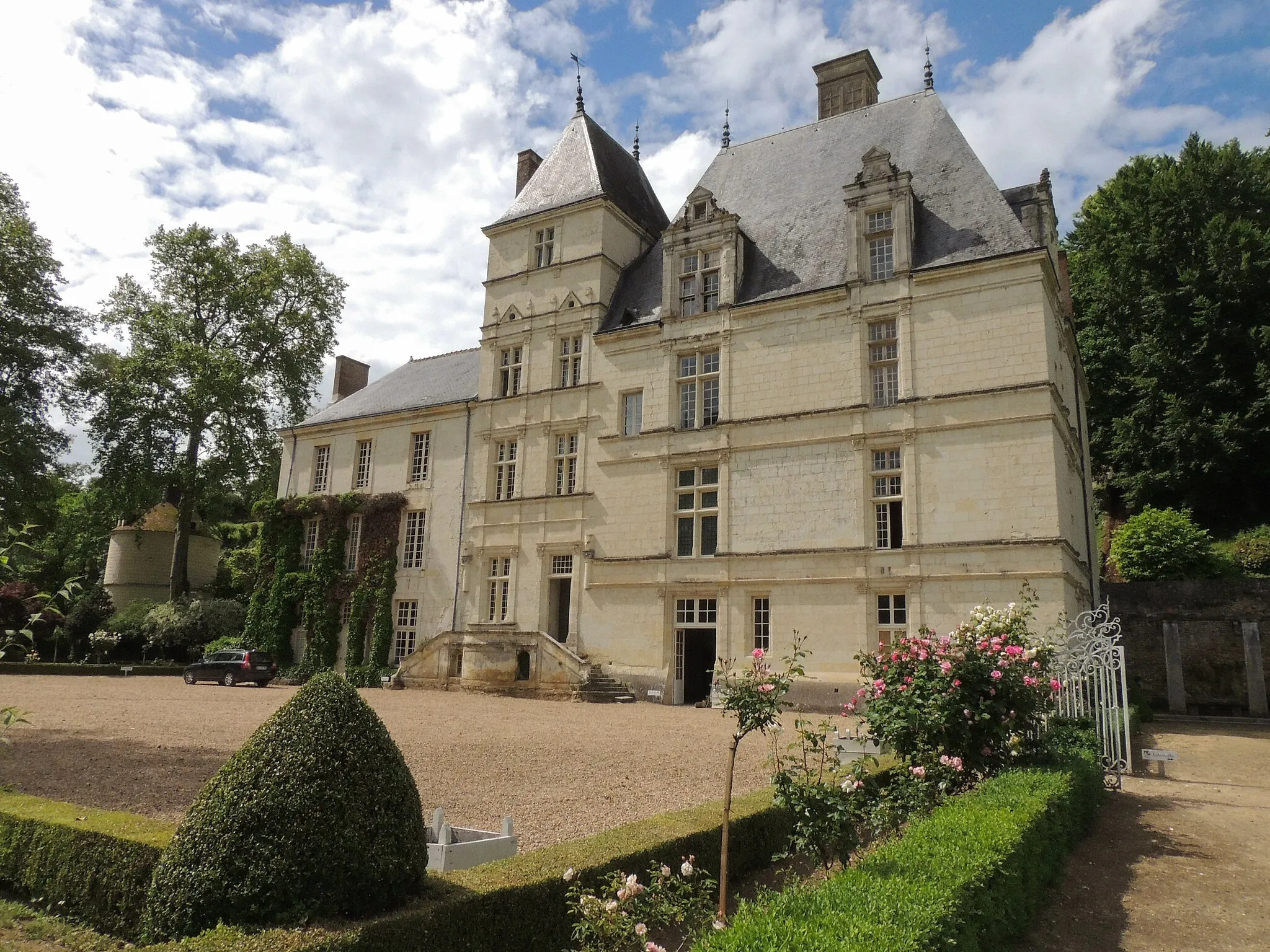 Photo showing: Vue sur la façade sud du Château de Poncé-sur-le-Loir.