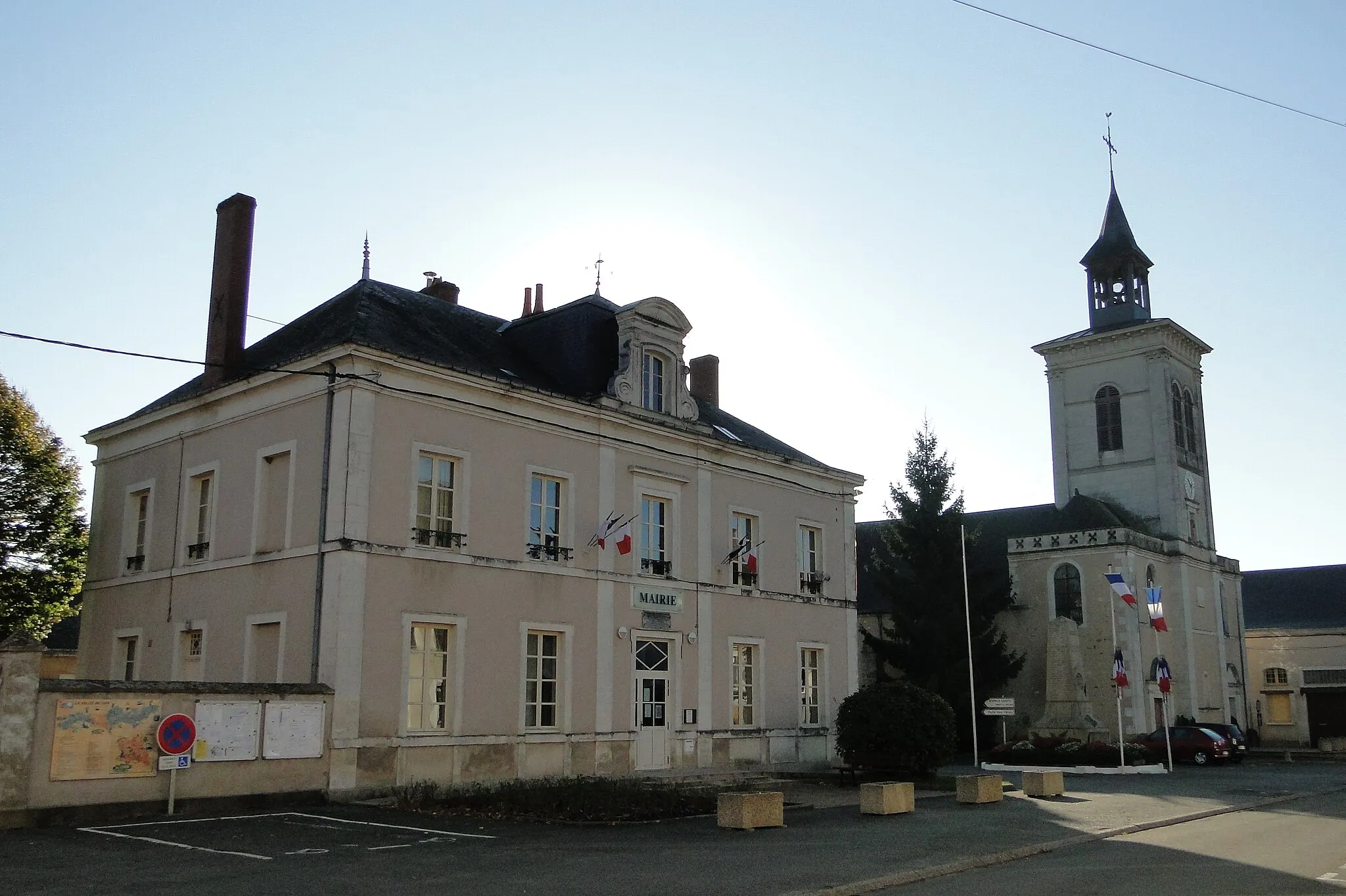 Photo showing: Mairie de Pontvallain avec vue sur l'église Saint-Pierre-et-Saint-Paul (Sarthe)