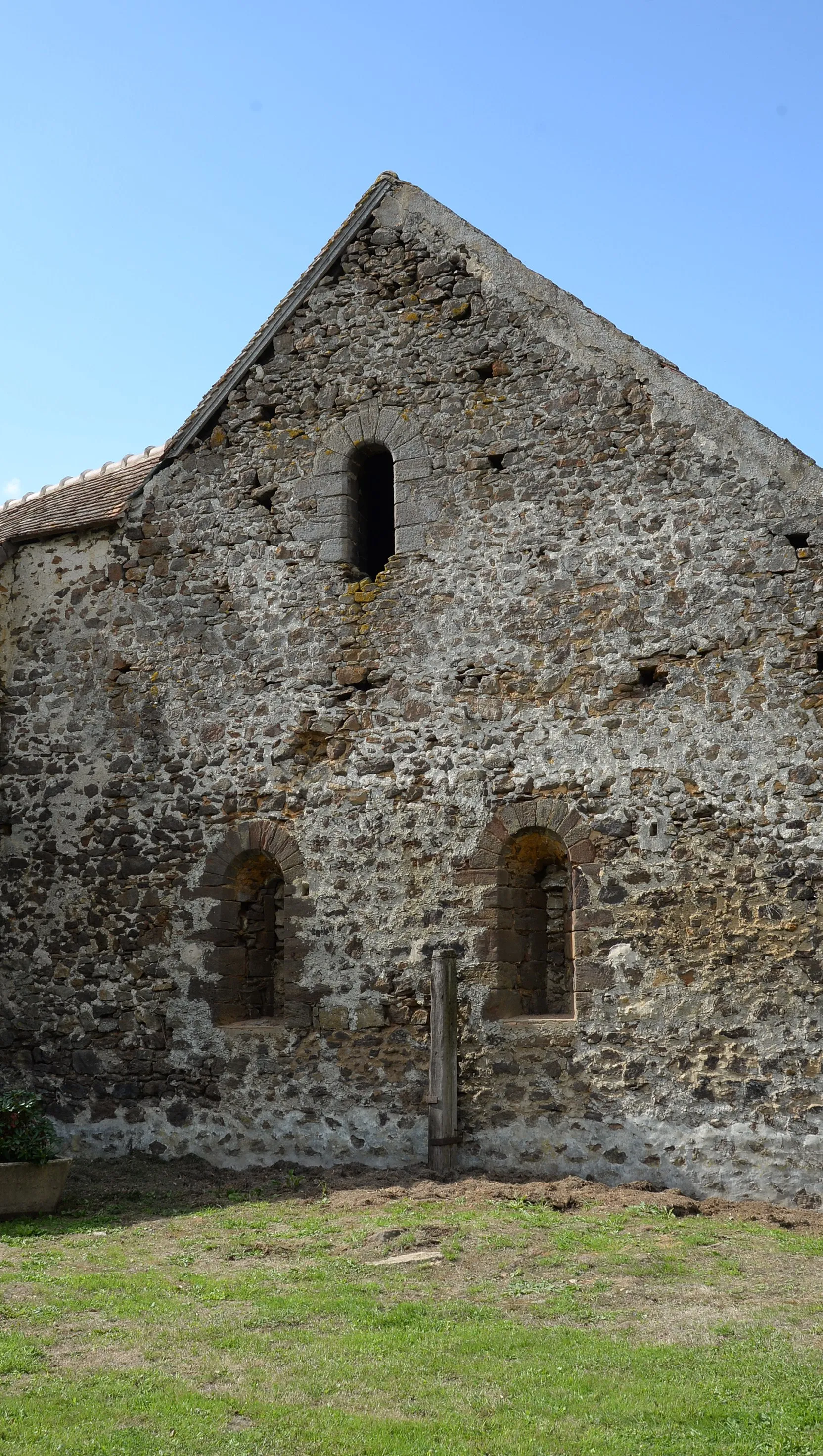 Photo showing: Pignon droit du "temple'". Ce bâtiment dénommé temple servait de grange.