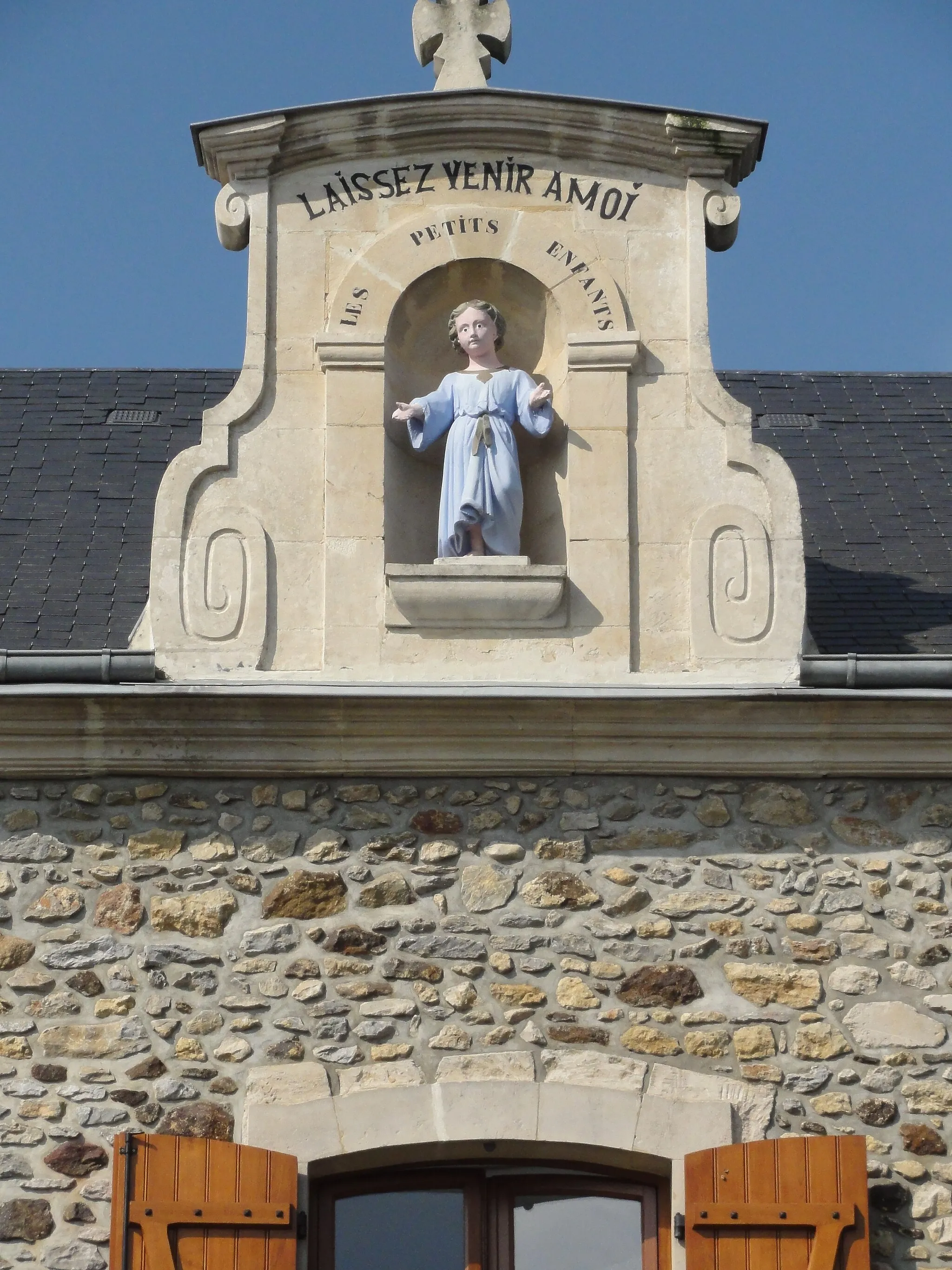 Photo showing: Saint-Aubin-de-Locquenay (Sarthe) lucarne avec statue d'un enfant