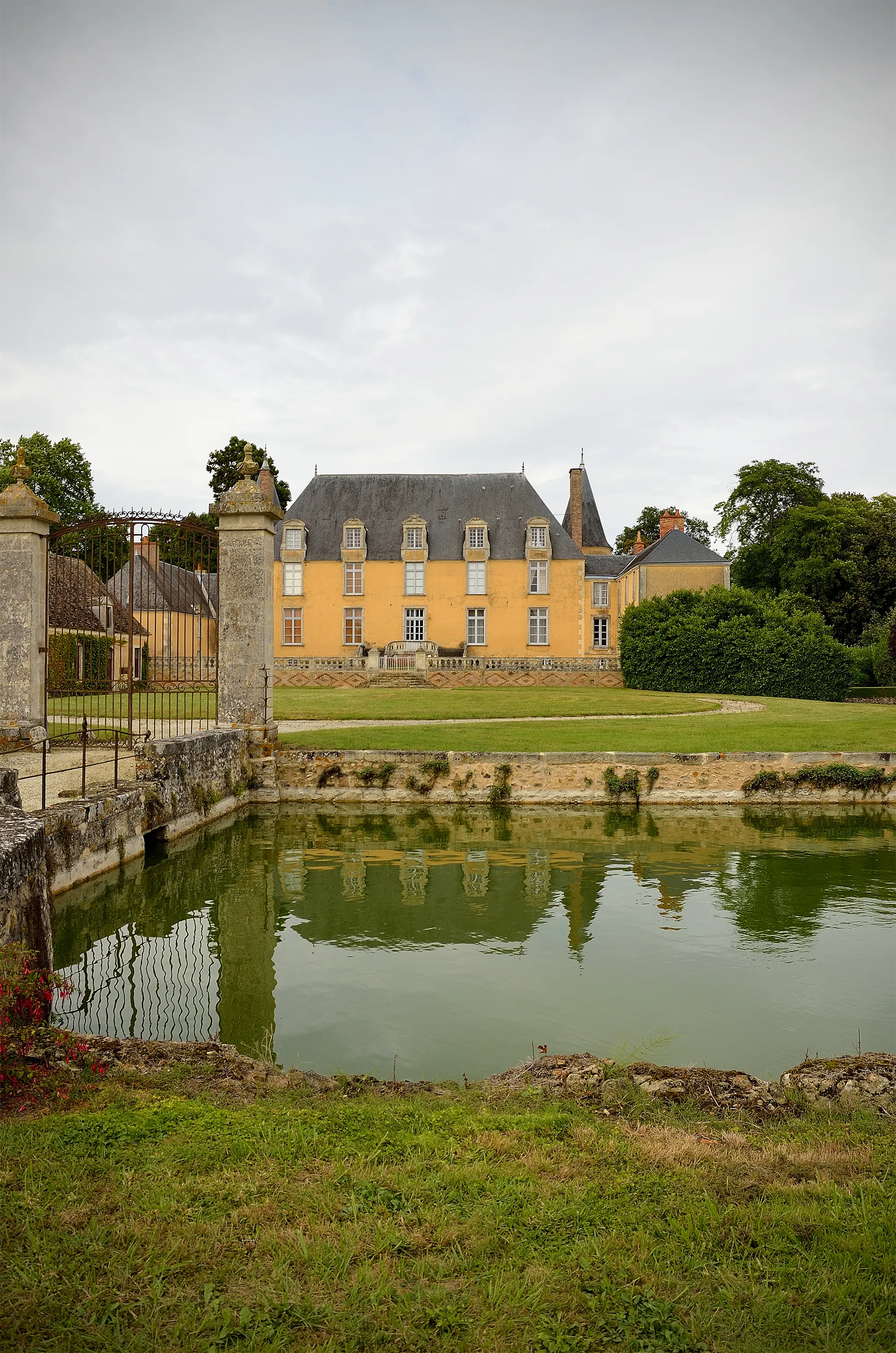 Photo showing: This building is indexed in the base Mérimée, a database of architectural heritage maintained by the French Ministry of Culture, under the reference PA72000043 .