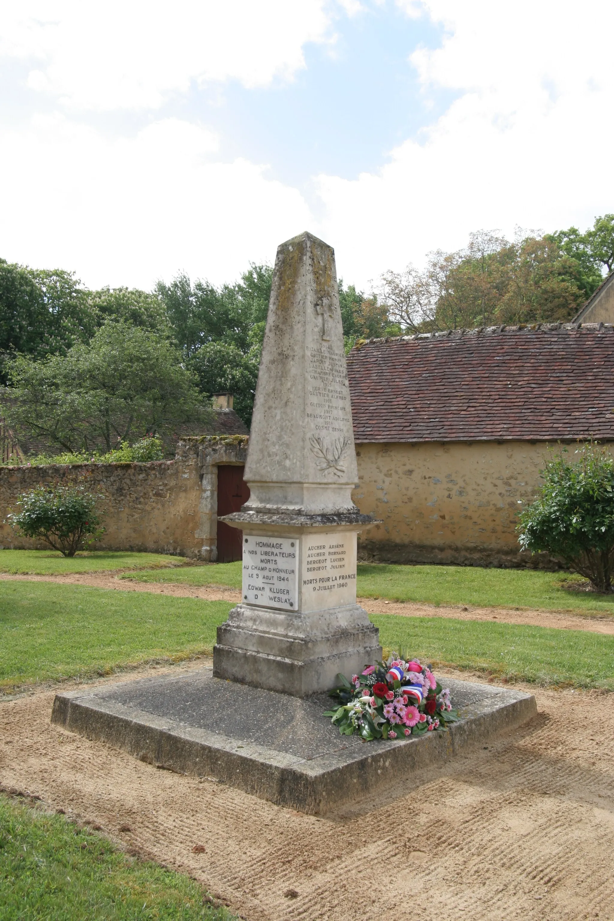 Photo showing: War memorial of Courcival.