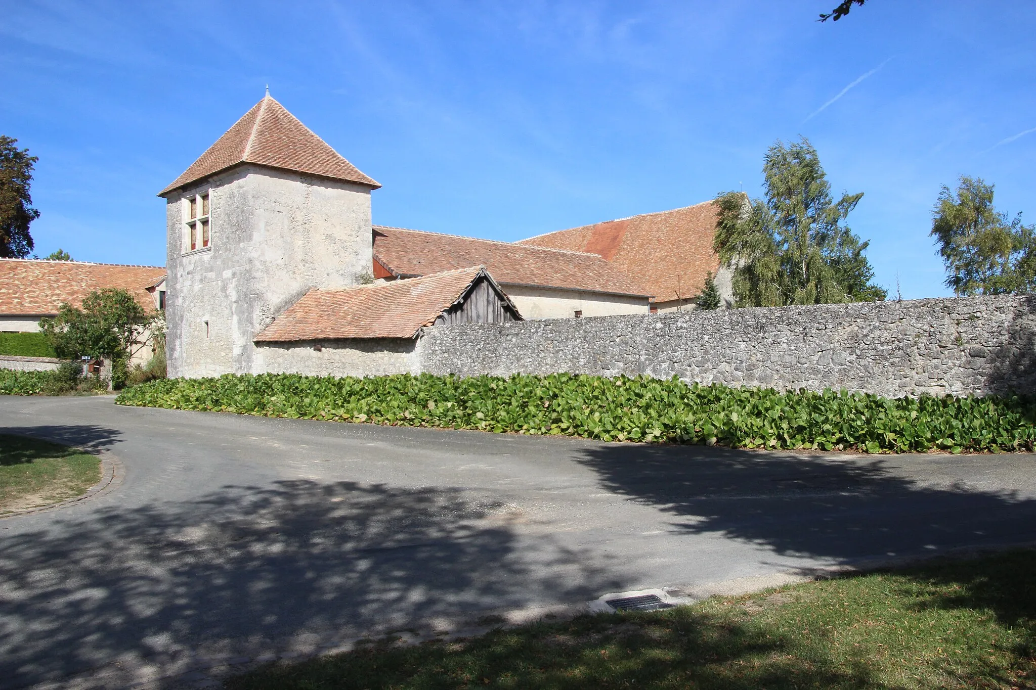 Photo showing: Château de la Cour Vezot