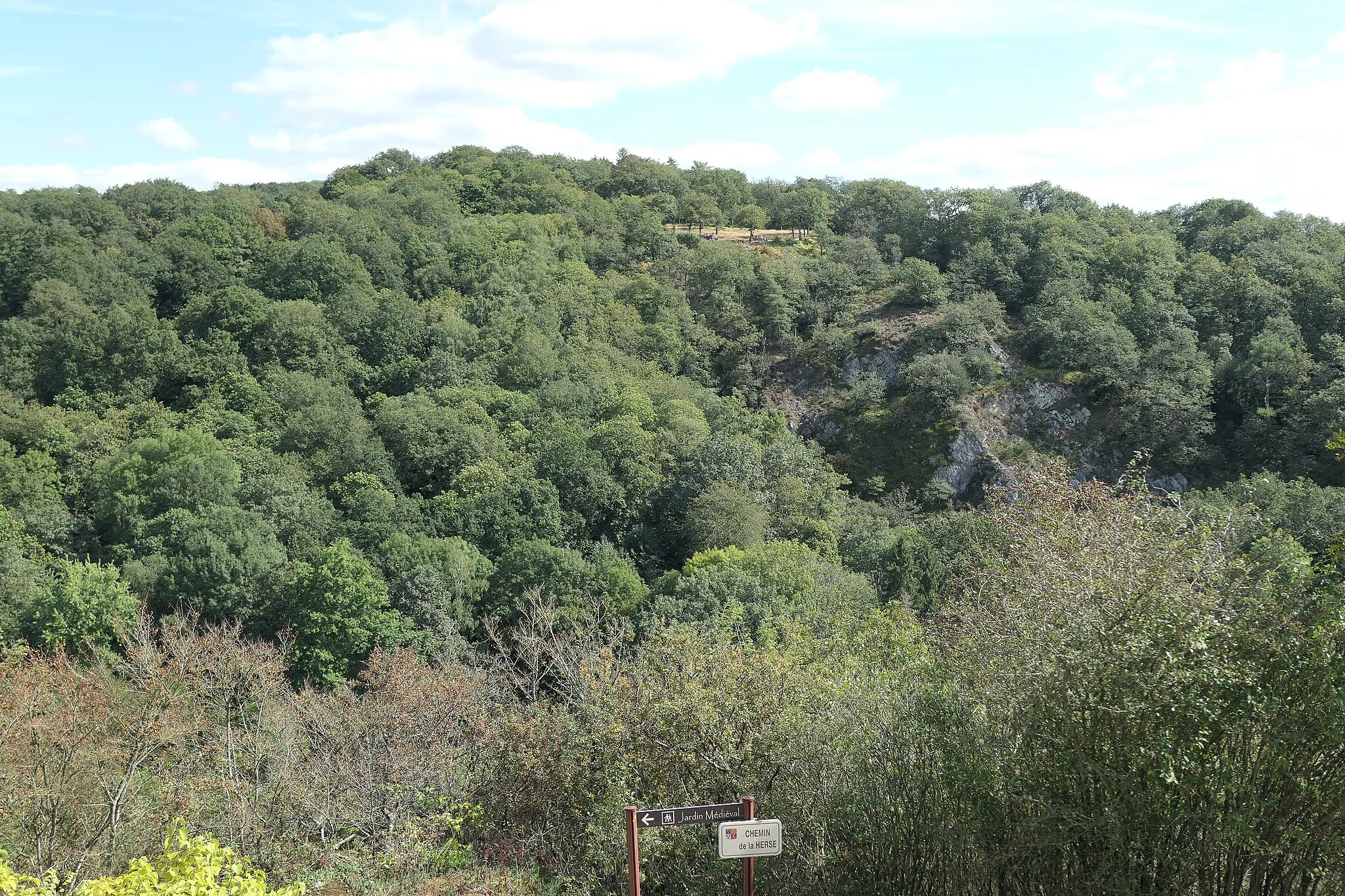 Photo showing: Ganne mound, in Sainte-Suzanne (Mayenne, France), from the Postern walk