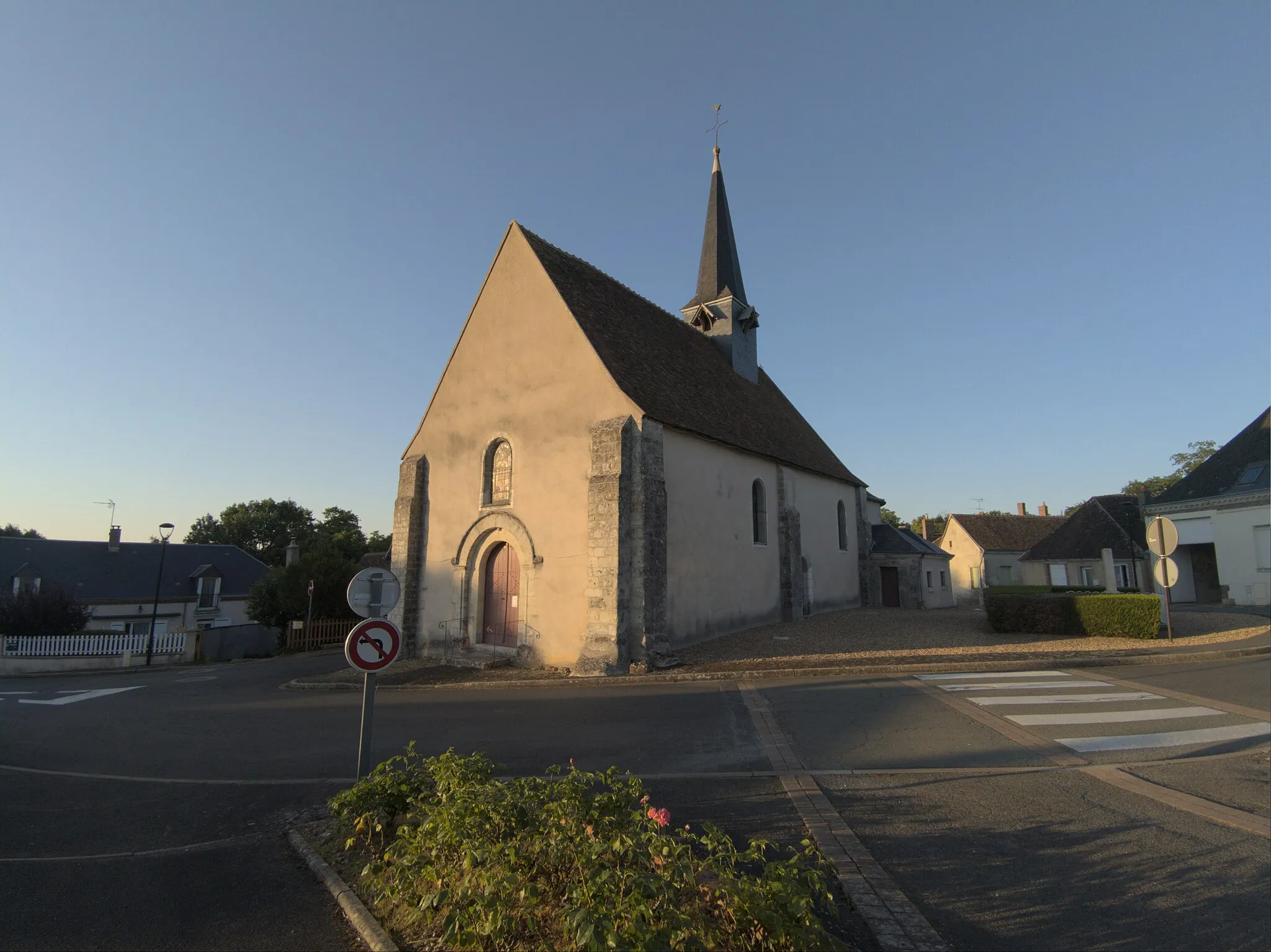Photo showing: A picture of the Saint-Gatien church of Villechauve in Loir-et-Cher. Taken during the evening.