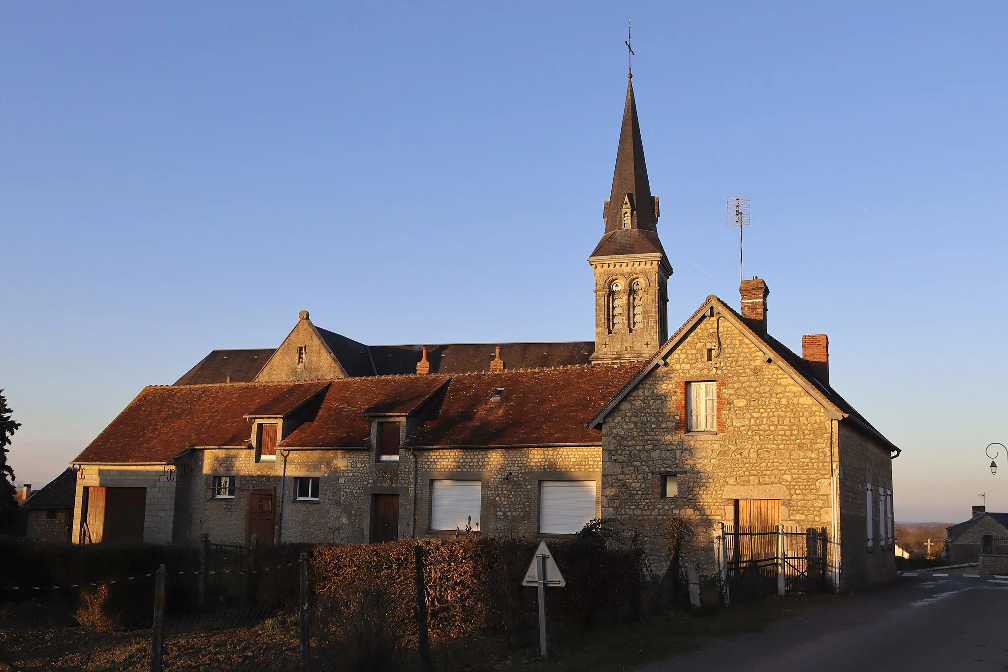 Photo showing: Vue du bourg de Saint-Julien-sur-Sarthe avec l'église en arrière-plan.
