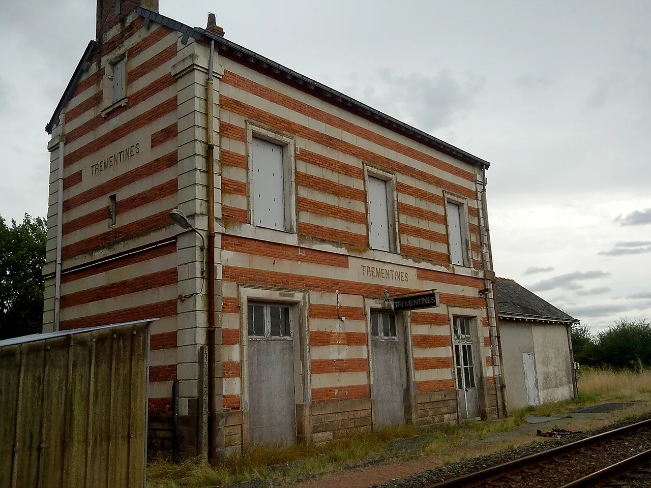 Photo showing: Ancienne gare ferroviaire de Trémentines (Maine-et-Loire, France).
